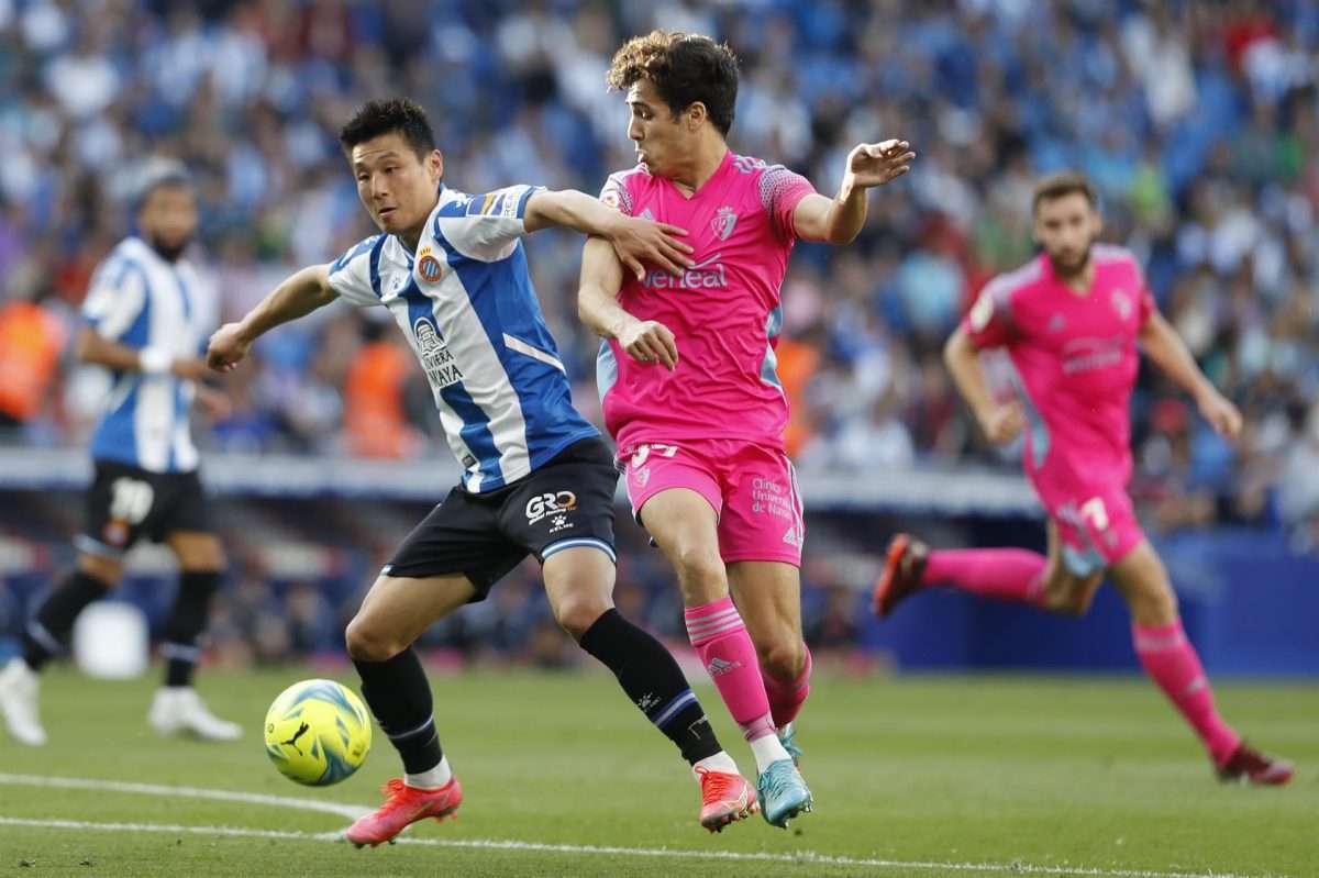 El delantero chino del Espanyol, Wu Lei (i),durante un partido ante el Osasuna el pasado día 8 de mayo de 2022. EFE / Andreu Dalmau.