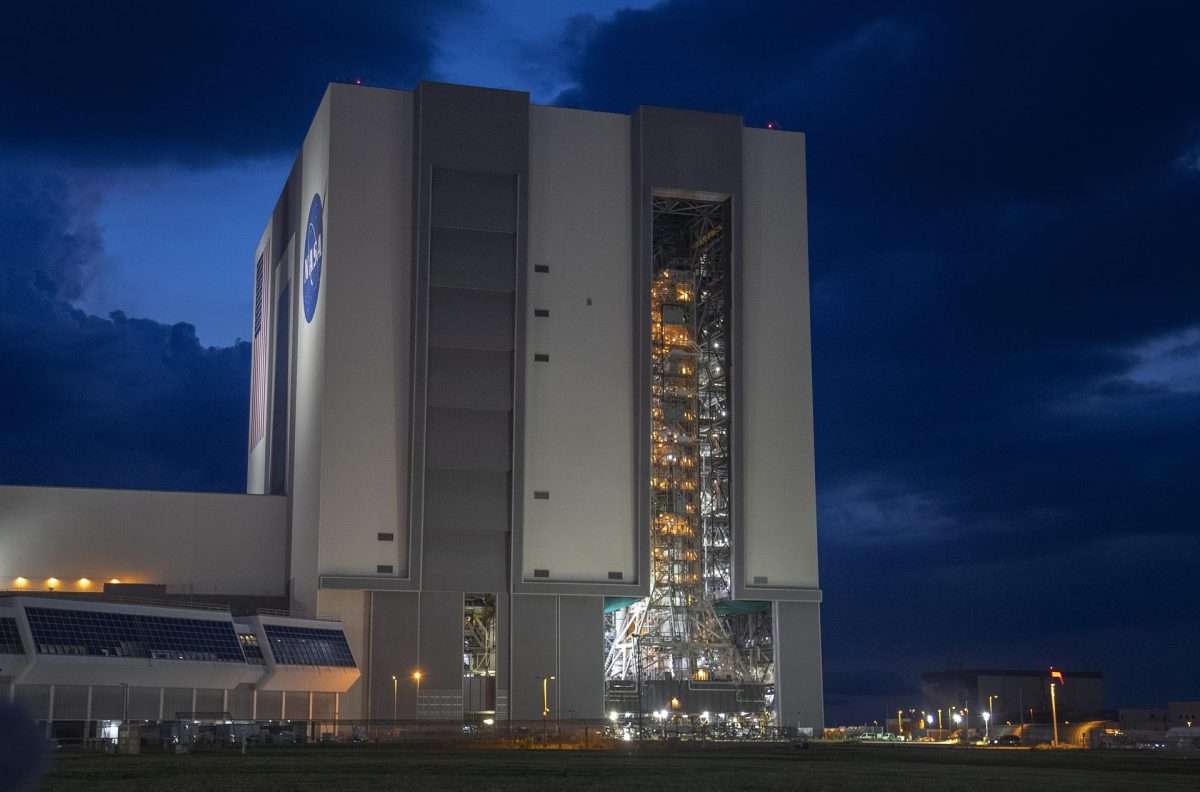 El Edificio de Ensamblaje de Vehículos de la NASA se abrió revelando el Crawler-Transporter 2 que transporta el cohete SLS con una cápsula Orion, parte de la misión Artemis I. EFE/EPA/CRISTÓBAL HERRERA-ULASHKEVICH