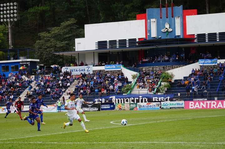 Cobán Imperial cede puntos ante Mixco