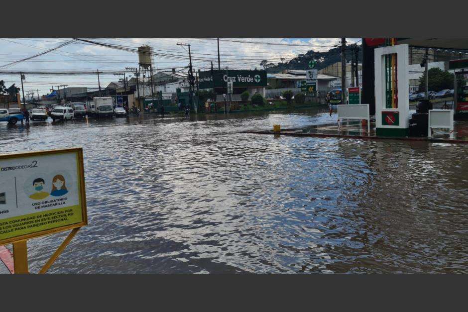 URGENTE | Tormenta acompañada de granizo provoca severa inundación en Mixco