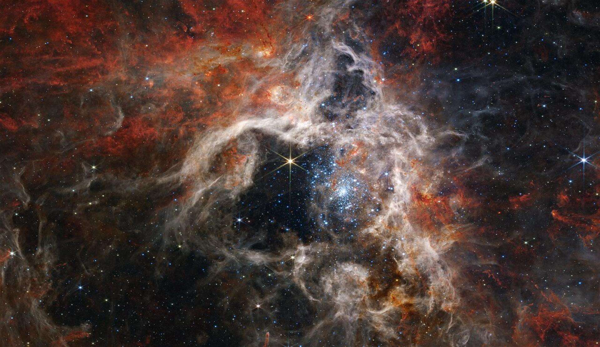 La nebulosa de Tarántula, una "guardería" de estrellas en la Gran Nube de Magallanes captada por el telescopio espacial James Webb.