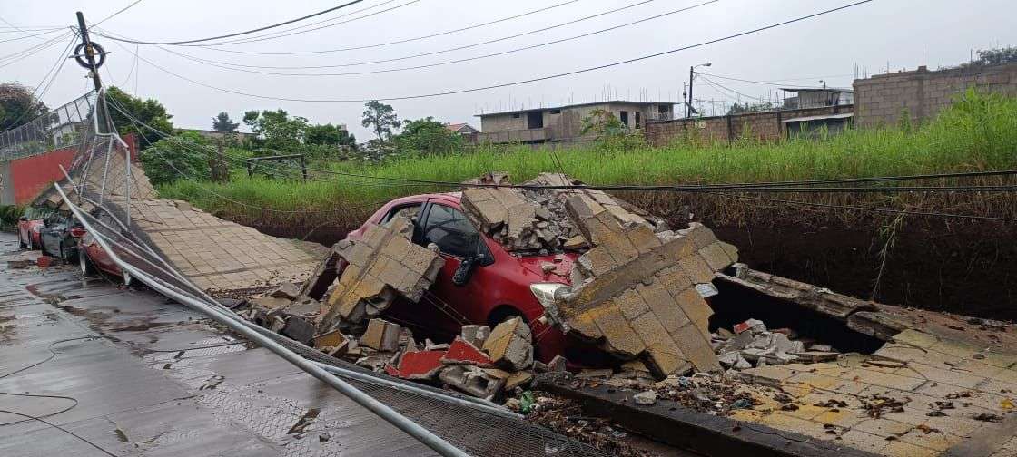 Pared se desploma y cae sobre varios vehículos en Mixco