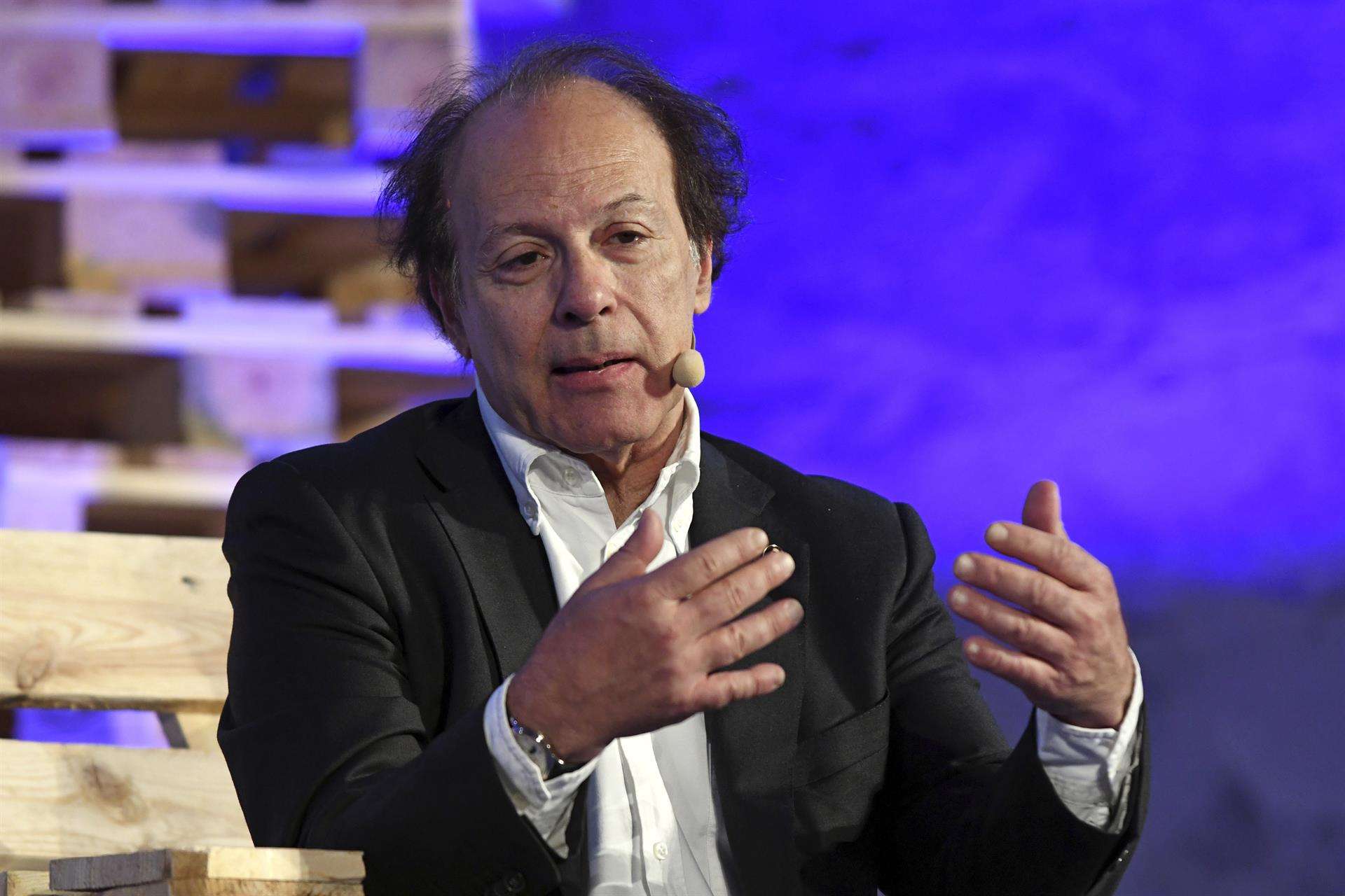 El escritor y miembro de la Real Academia Española Javier Marías, en una foto de archivo durante la presentación de la novela Berta Isla. EFE / Pablo Martín.