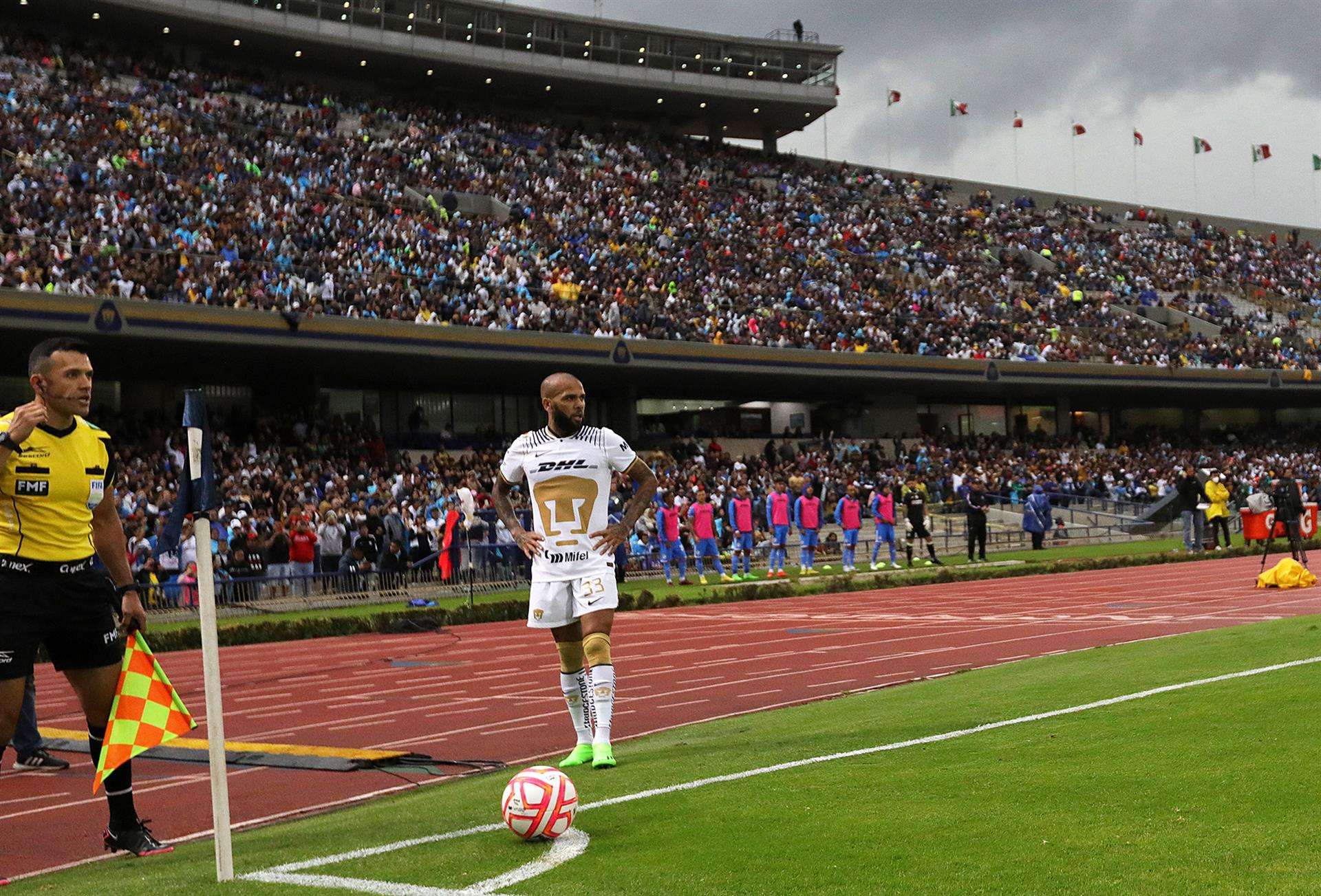 Dani Alves de Pumas se prepara para un saque de esquina ante Cruz Azul, ayer, en un partido de la jornada 15 del Torneo Apertura 2022 del fútbol mexicano, en el estadio Olímpico Universitario en Ciudad de México. EFE/ Mario Guzmán