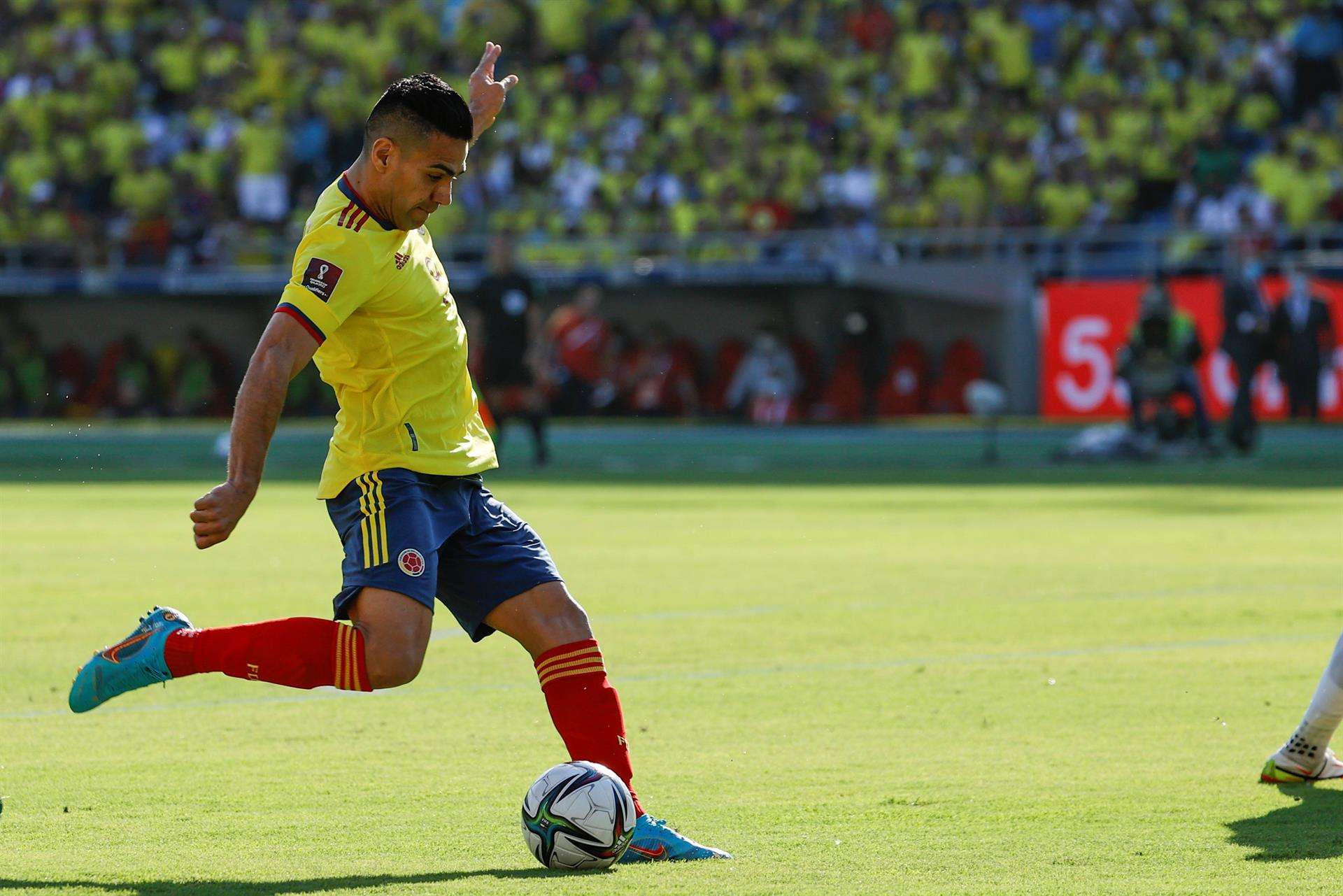 Radamel Falcao García, que suma cien partidos con su selección, en una imagen de archivo de un partido de Colombia. EFE/Mauricio Dueñas Castañeda