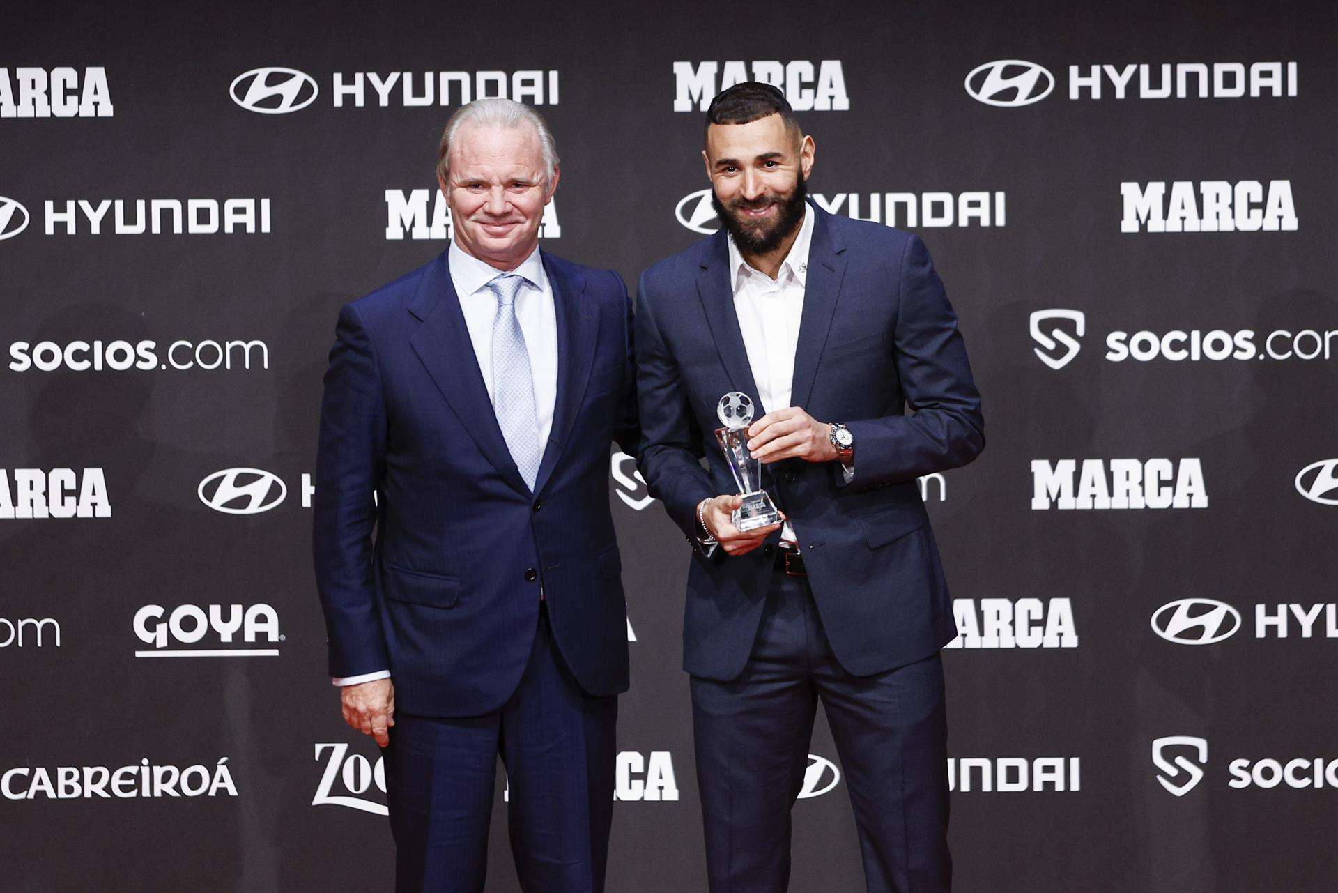 El delantero francés del Real Madrid Karim Benzema posa con su Trofeo Pichichi LaLiga Santander, durante el acto de entrega de los Premios de Fútbol 2021-2022 del diario Marca a los mejores deportistas de LaLiga Santander y LaLiga SmartBank. EFE/ Rodrigo Jiménez