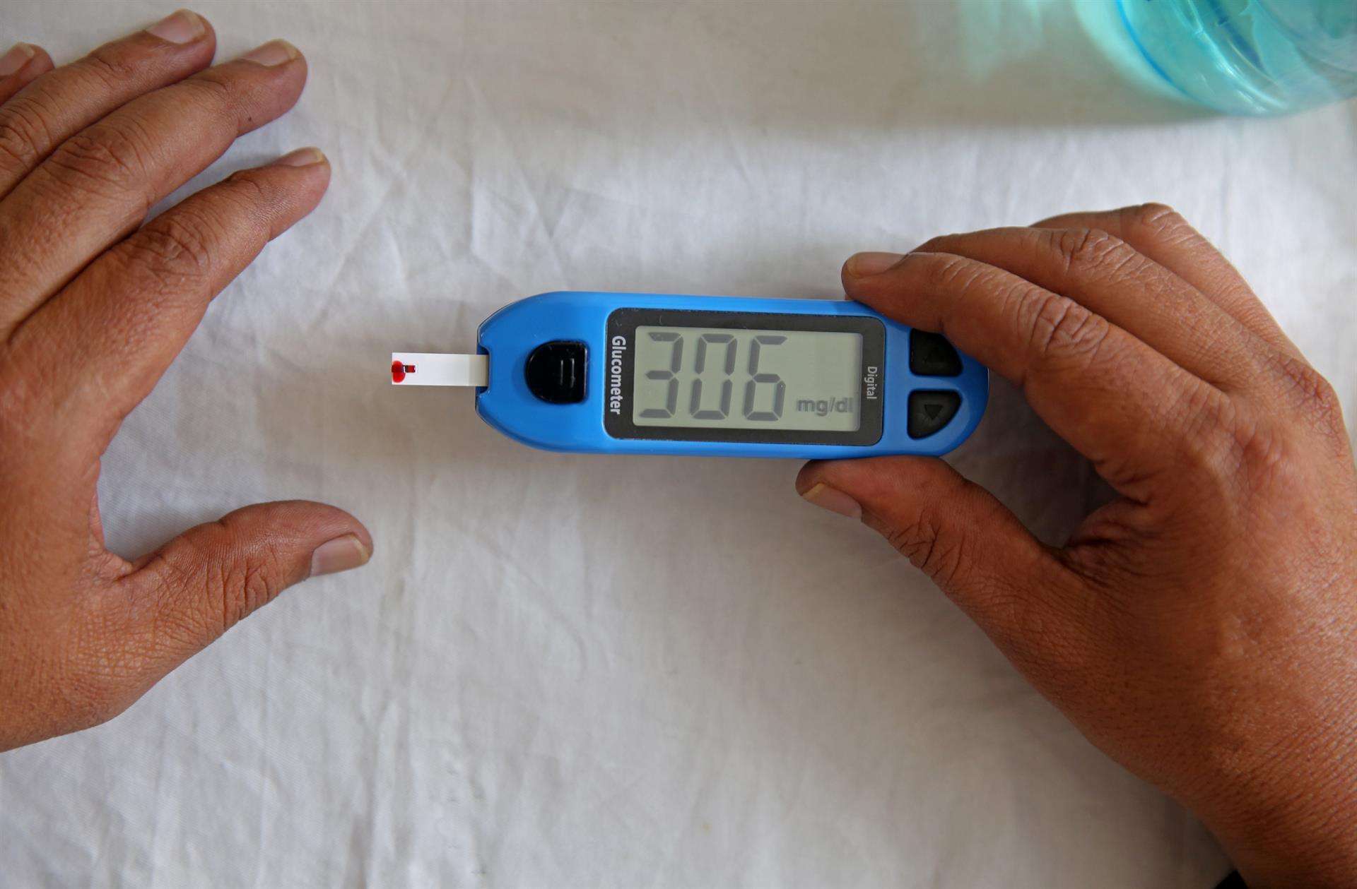 En la imagen de archivo, un sanitario revisa el niel de azúcar en un análisis de diabetes. EFE/EPA/JAGADEESH NV