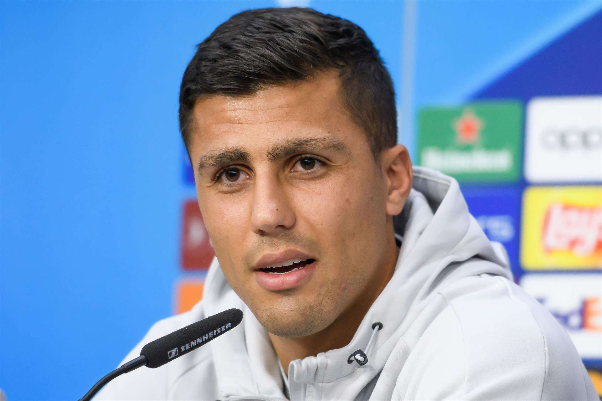 El centrocampista del Manchester City, Rodri, ofrece una rueda de prensa en el estadio Ramón Sánchez-Pizjuán, este lunes, en la previa al encuentro de Liga de Campeones que les enfrentará mañana ante el Sevilla FC. EFE/ Raúl Caro.