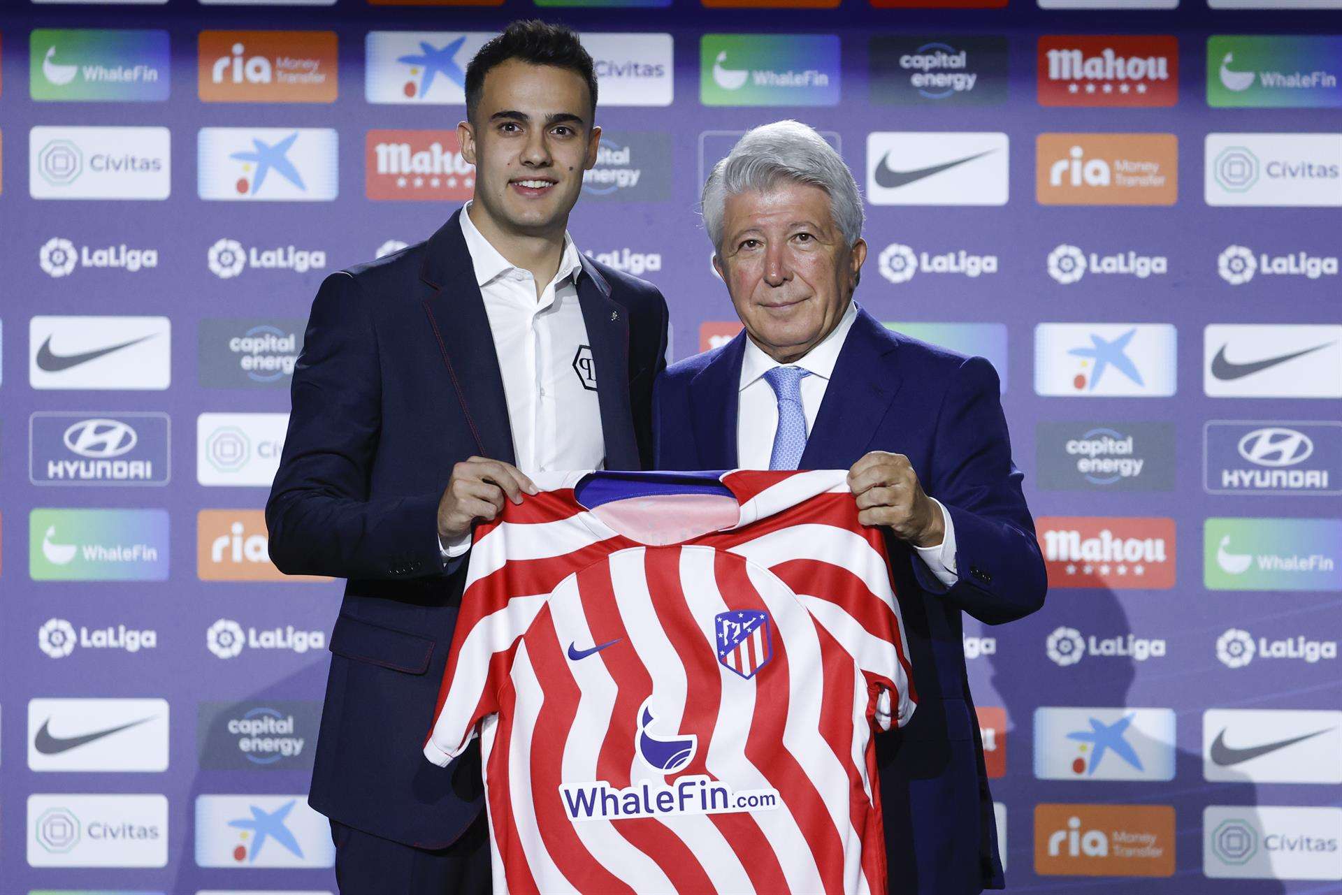 El defensa Sergio Reguilón posa junto al presidente del Atlético de Madrid, Enrique Cerezo durante su presentación como nuevo jugador del club madrileño. EFE/ Juan Carlos Hidalgo