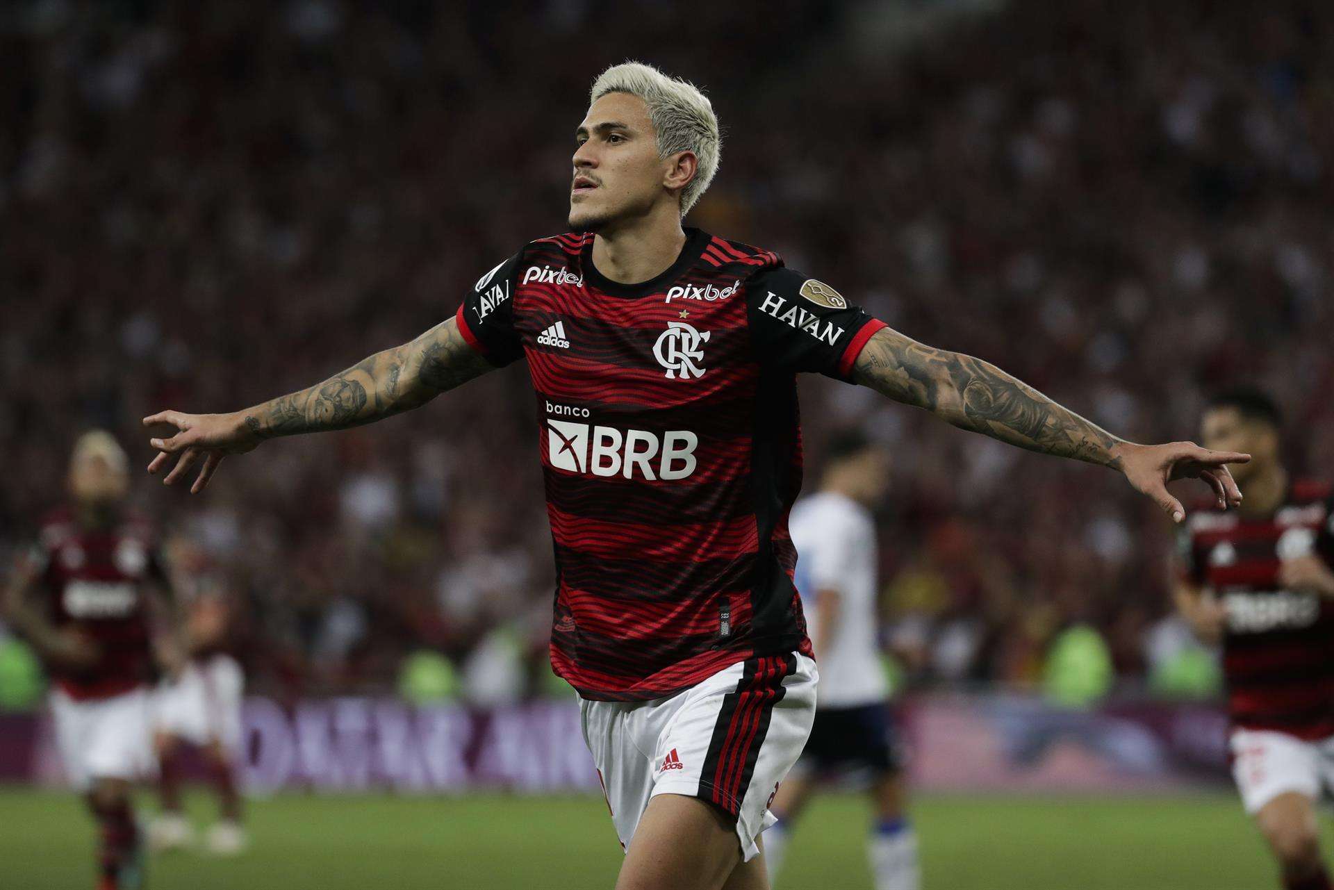 Pedro Guilherme de Flamengo celebra un gol hoy, en un partido de las semifinales de la Copa Libertadores entre Flamengo y Vélez en el estadio Maracaná en Río de Janeiro (Brasil). EFE/Antonio Lacerda