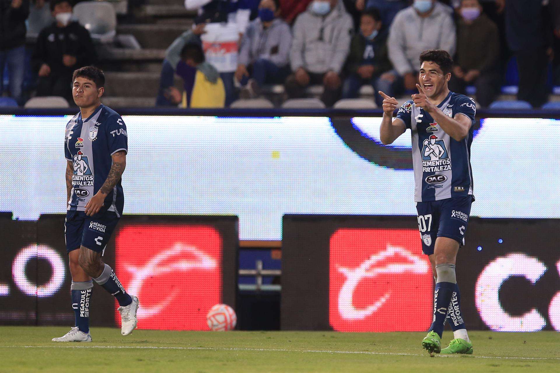 Nicolas Ibañez (d) de Pachuca festeja un gol, durante el encuentro de la jornada 14 del torneo Apertura 2022 de la Liga MX del fútbol mexicano entre Pachuca y Tijuana a celebrarse en el estadio Hidalgo de la ciudad de Pachuca (México). EFE/David Martinez Pelcastre