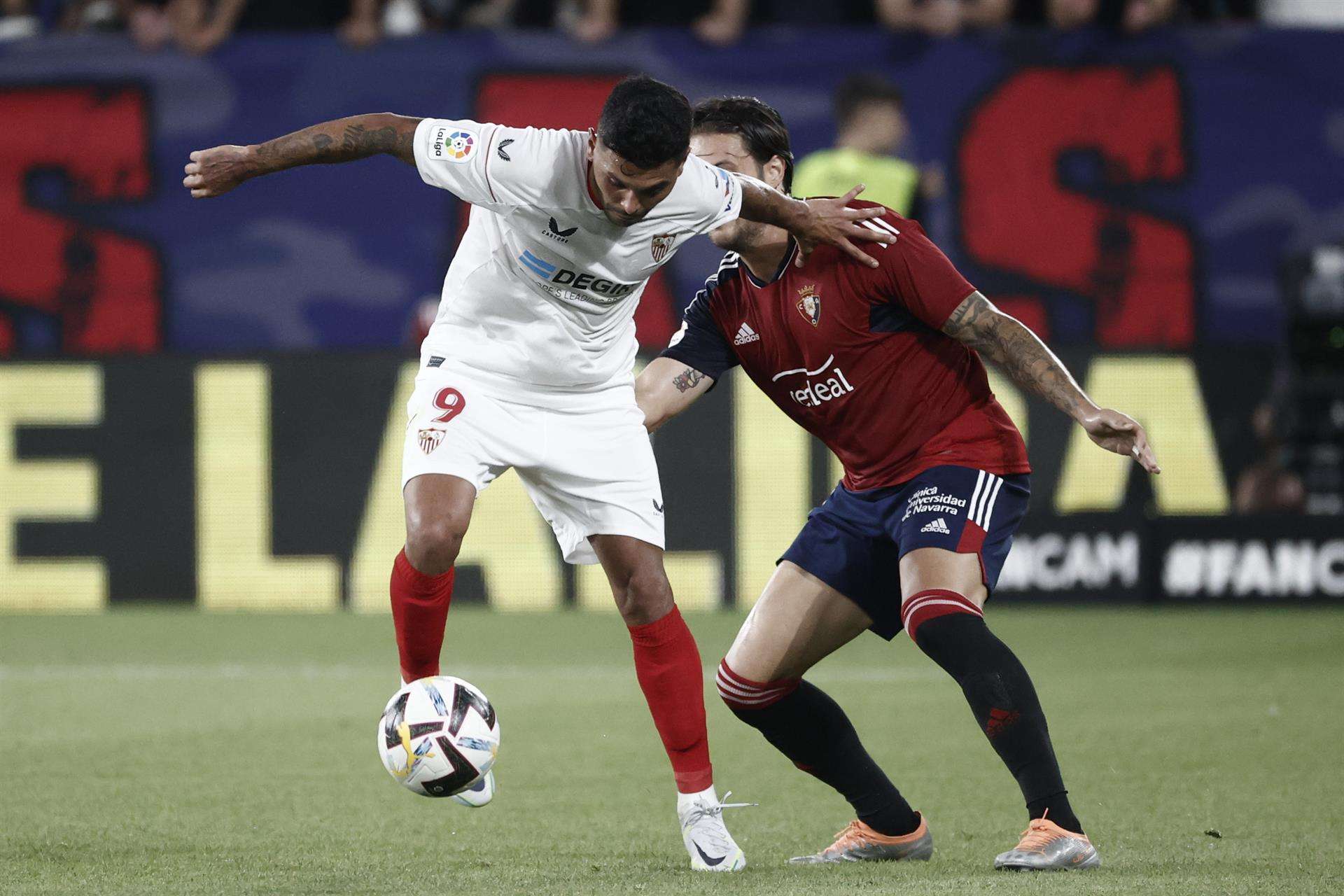 El extremo mexicano del Sevilla FC Jesús ""Tecatito"" Corona pugna con JUan Cruz, de Osasuna, en una imagen del partido de la primera jornada de Liga, el único que ha disputado esta campaña. EFE/ Jesús Diges