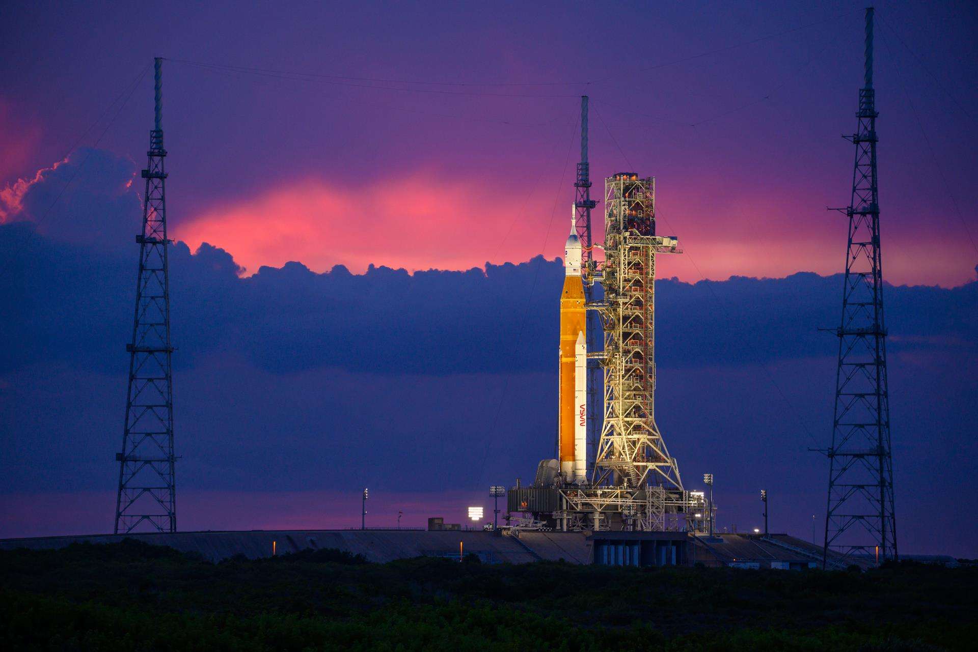 Fotografía del 30 de agosto cedida por la NASA donde se muestra el cohete del Sistema de Lanzamiento Espacial (SLS) con la nave espacial Orion a bordo mientras está encima del lanzador móvil en la plataforma de Lanzamiento 39B en el Centro Espacial Kennedy en Merritt Island, Florida (EEUU). EFE/ Eric Bordelon Nasa