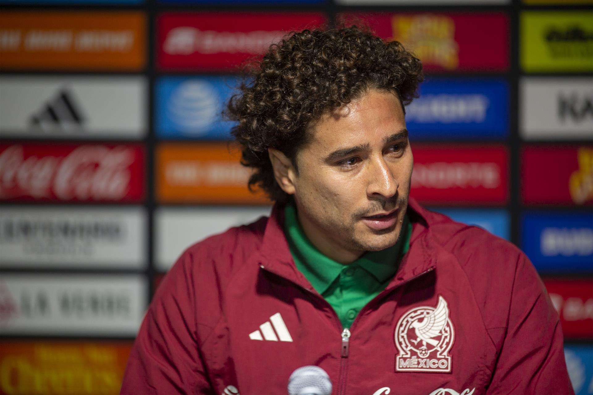El guardameta mexicano Guillermo Ochoa, en la rueda de prensa previa al partido que disputará con su selección frente a Perú, en Los Ángeles (EE.UU). EFE/Armando Arorizo