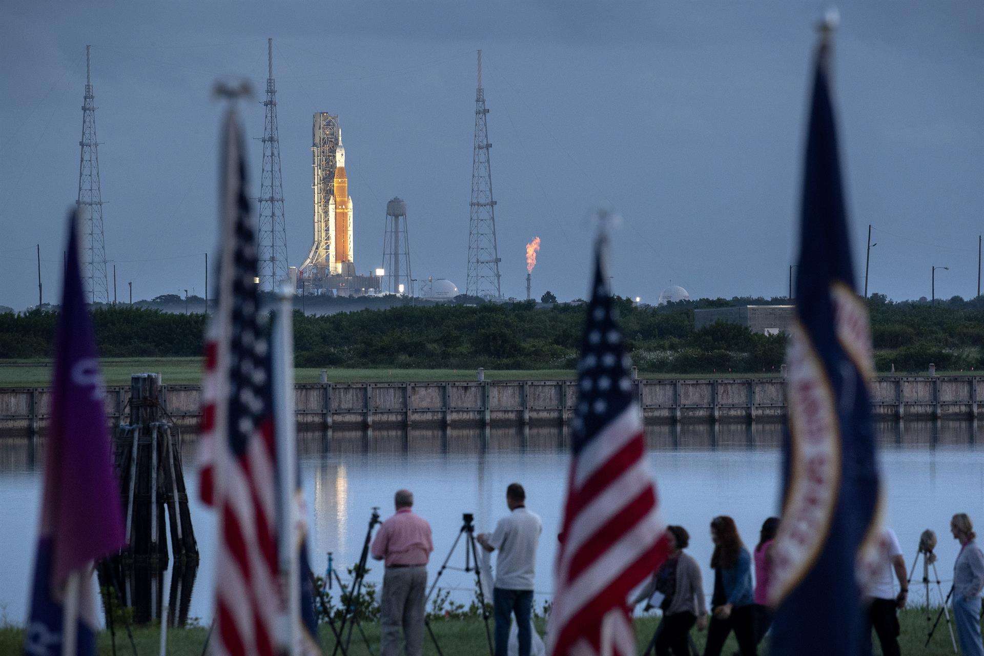 Fotografía de archivo, tomada el pasado 3 de septiembre, en la que se registró al cohete SLS, con la cápsula Orion en su punta, que hacen parte de la Misión Artemis 1, en la plataforma de lanzamiento 39B del Centro Espacial Kennedy, en Merrit Island (Florida, EE.UU.). EFE/Cristóbal Herrera