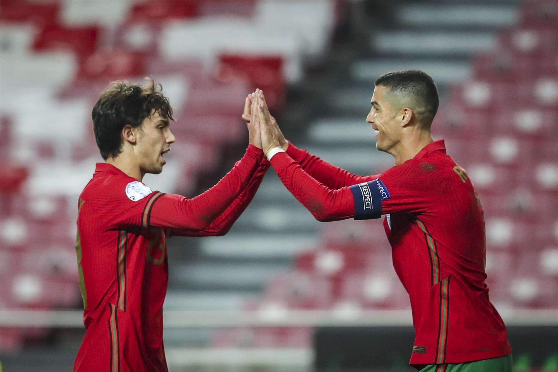 Los jugadores Joao Felix (izq) y Cristiano Ronaldo, en una foto de archivo. EFE/EPA/JOSE SENA GOULAO