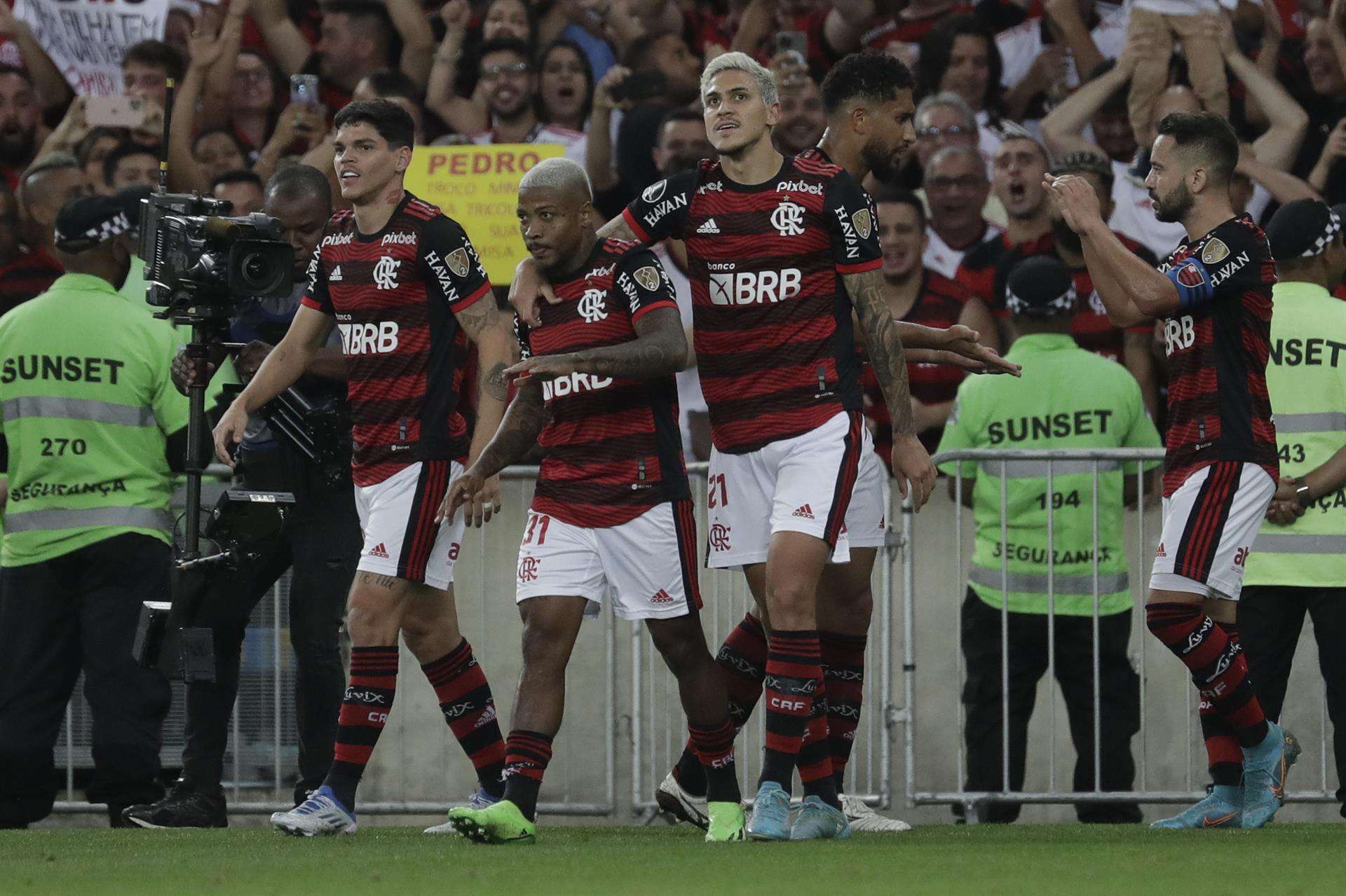 Marinho (c) de Flamengo celebra un gol este 7 de septiembre de 2022, en un partido de las semifinales de la Copa Libertadores entre Flamengo y Vélez en el estadio Maracaná en Río de Janeiro (Brasil). EFE/Antonio Lacerda