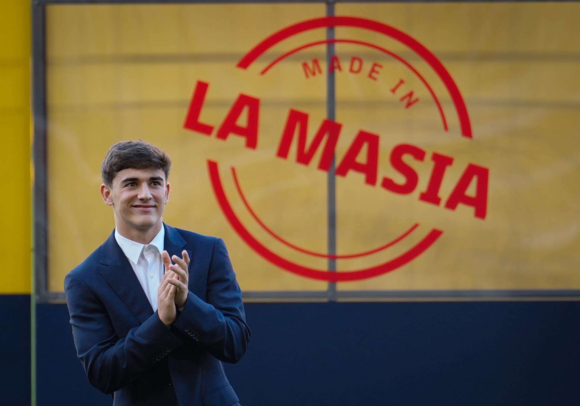 El centrocampista del Barcelona Pablo Martín Páez Gavira 'Gavi' afirmó que "siempre" quiso "triunfar" en el club azulgrana en el acto con público en el Spotify Camp Nou. EFE/Enric Fontcuberta