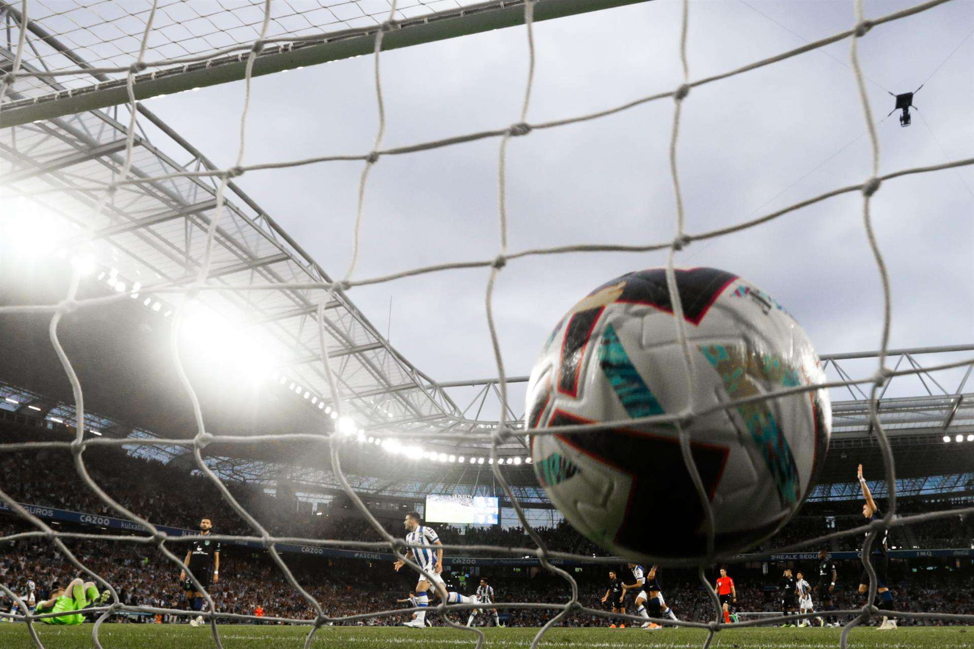 Gol marcado por el delantero nigeriano de la Real Sociedad Sadiq Umar ante el Atlético de Madrid. EFE/ Javier Etxezarreta