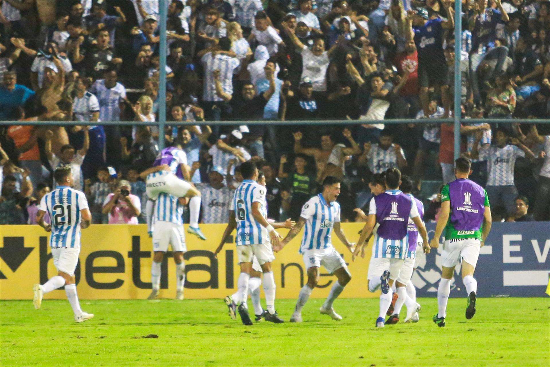 Fotografía de archivo en la que se registró una de las celebraciones del club argentino de fútbol Atlético Tucumán, líder del torneo de fútbol en Argentina. EFE/Nicolás Núñez