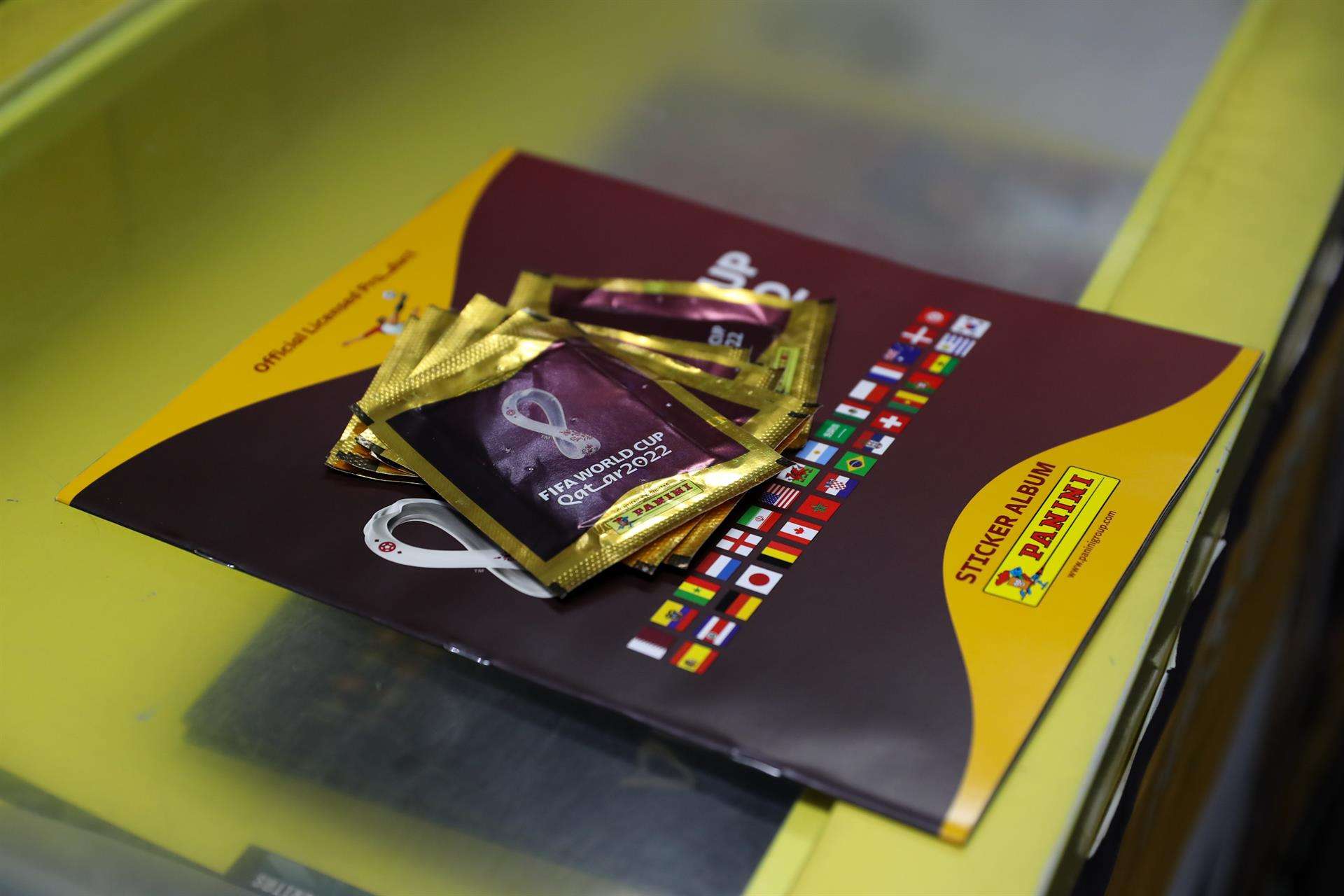 Fotografía de archivo del álbum y sobres de cromos del Mundial de Qatar 2022. EFE/Raúl Martínez