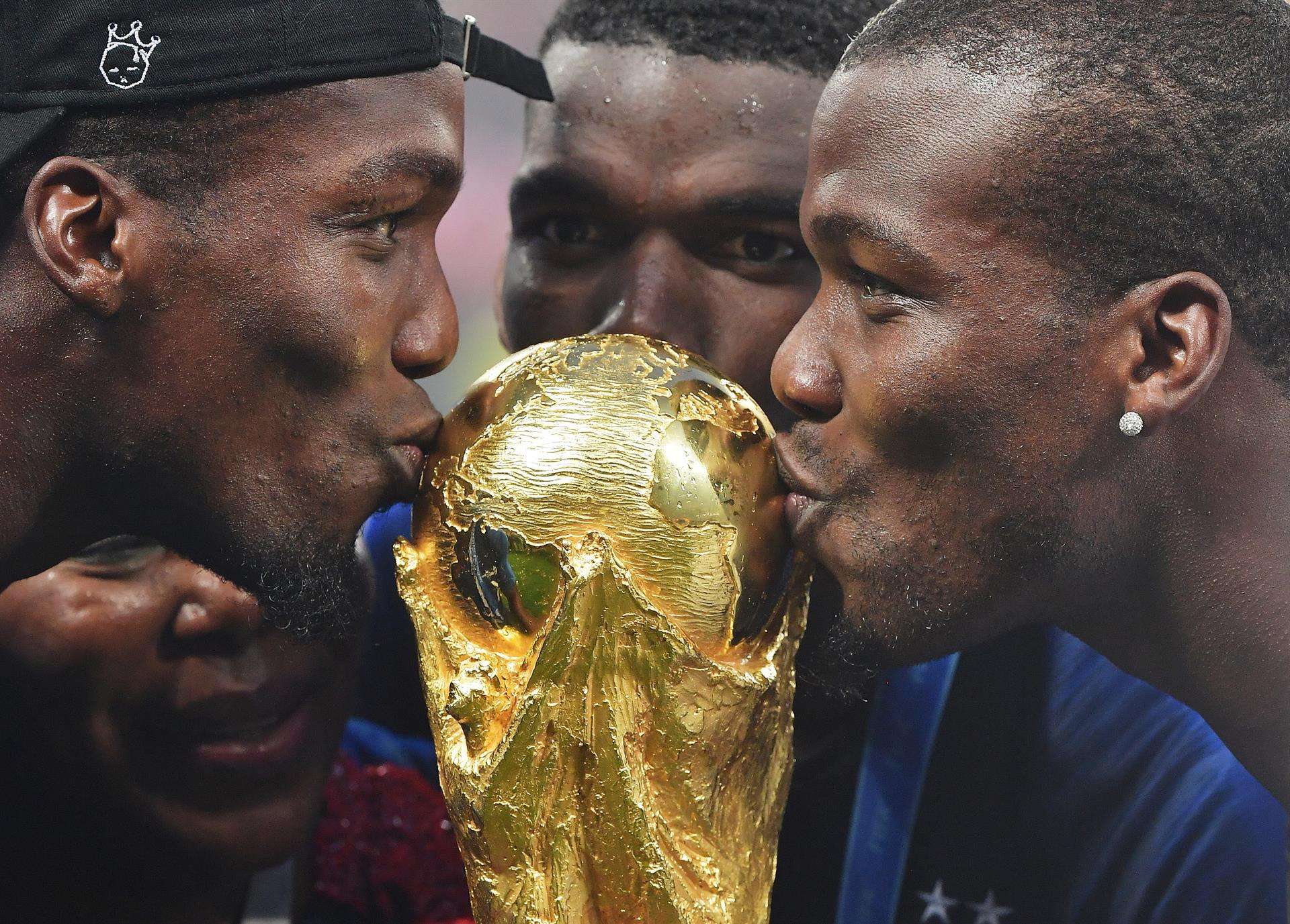 Moscow (Russian Federation), 15/07/2018.- Paul Pogba (C) of France and his brothers Florentin (L), Mathias (R) and their mother Yeo celebrate with the World Cup trophy after the FIFA World Cup 2018 final between France and Croatia in Moscow, Russia, 15 July 2018. France won the match 4-2.
EFE/EPA/PETER POWELL