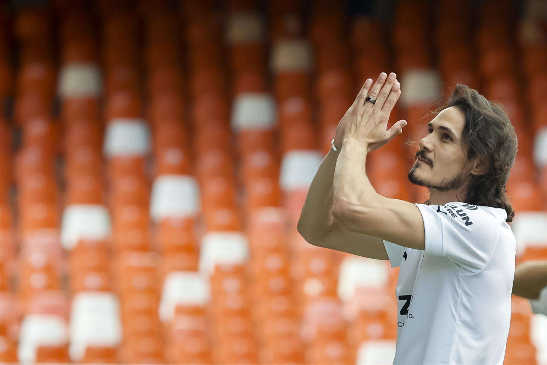 El delantero uruguayo Edinson Cavani en su presentación con el Valencia.EFE/ Juan Carlos Cárdenas
