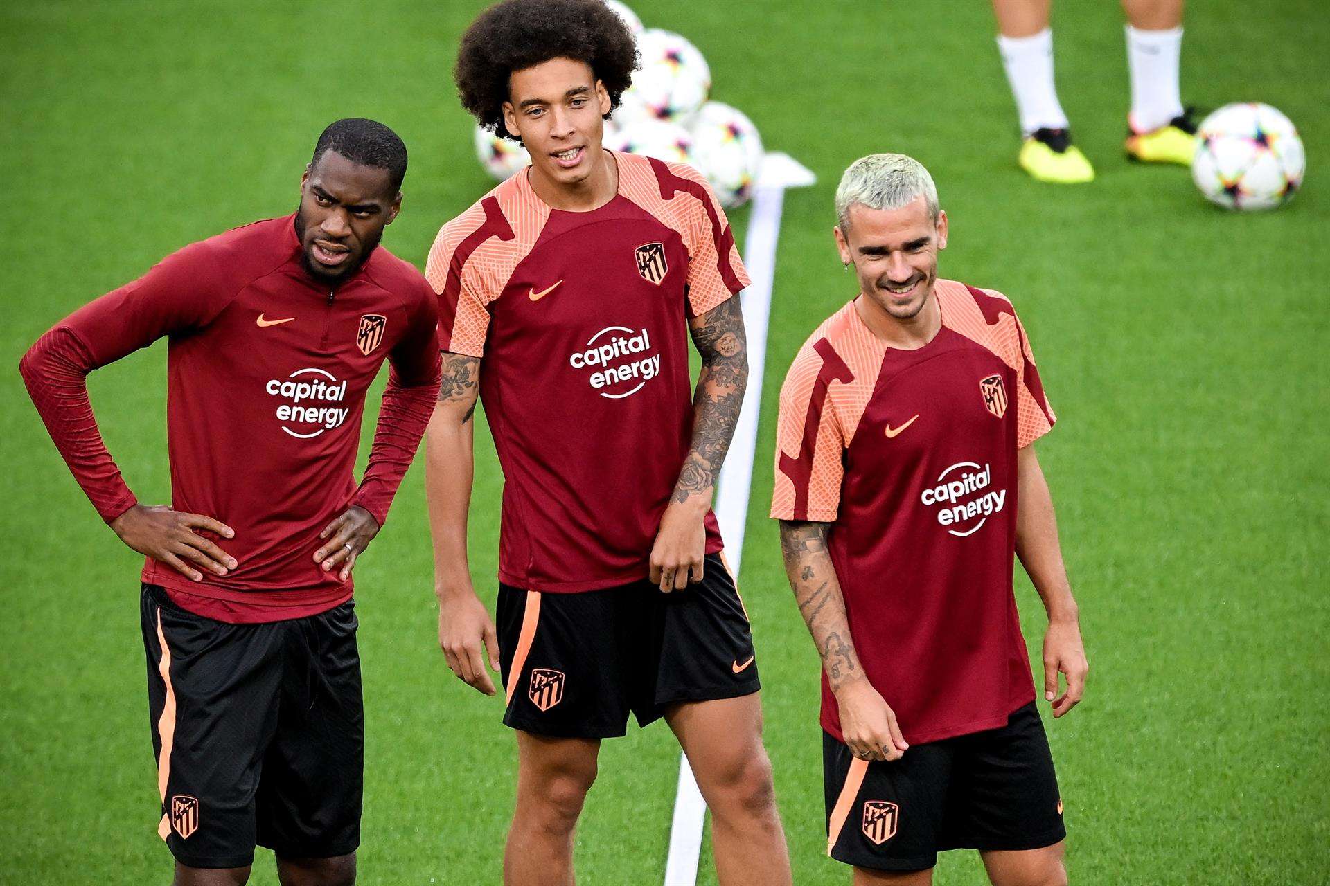 Griezmann (d), junto a Kondogbia y Witsel, en el entrenamiento del lunes en Leverkusen. EFE/EPA/SASCHA STEINBACH