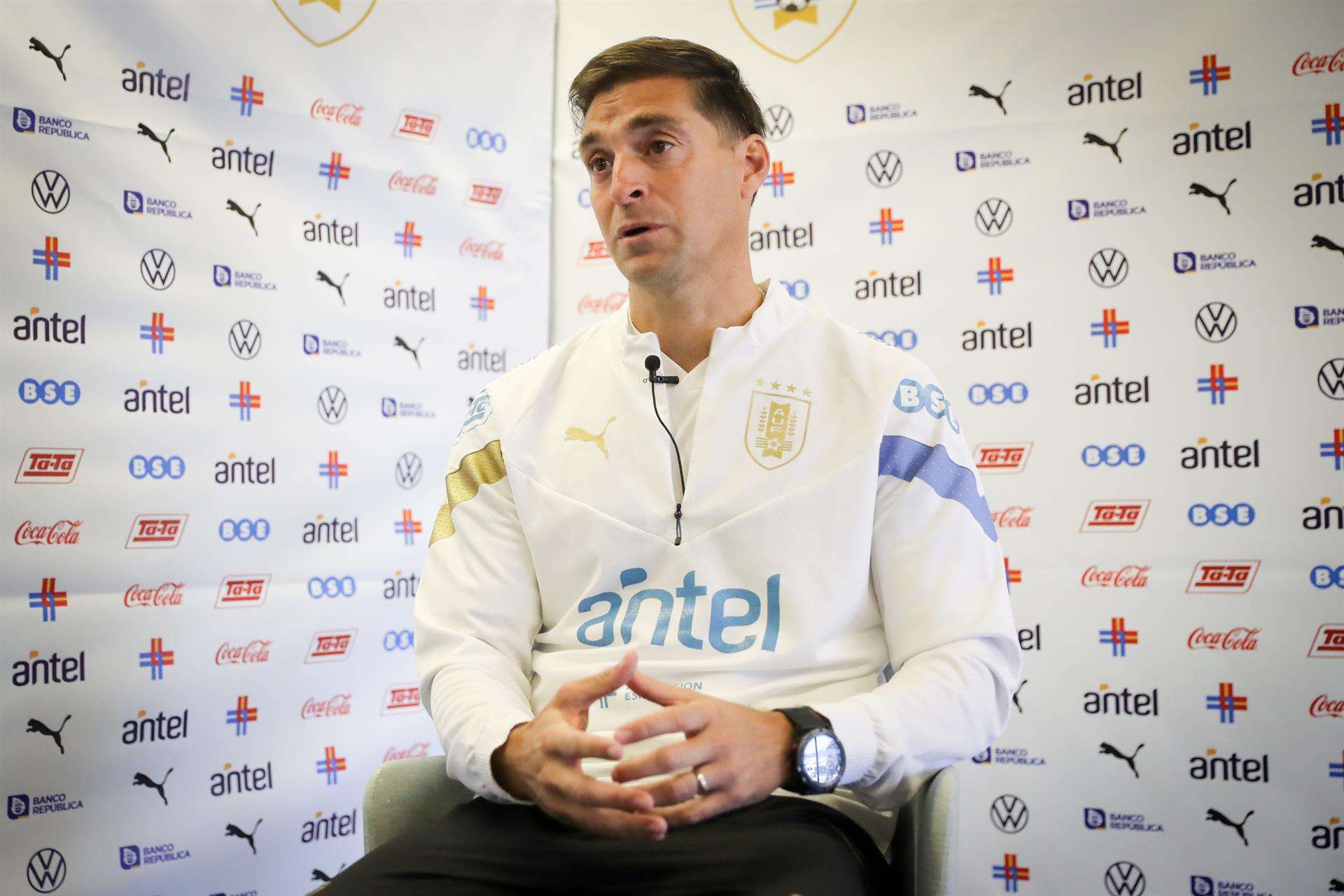 El entrenador de la selección uruguaya de fútbol, Diego Alonso, habla durante una entrevista con EFE, el 8 de septiembre de 2022, en Montevideo (Uruguay). EFE/Raúl Martínez