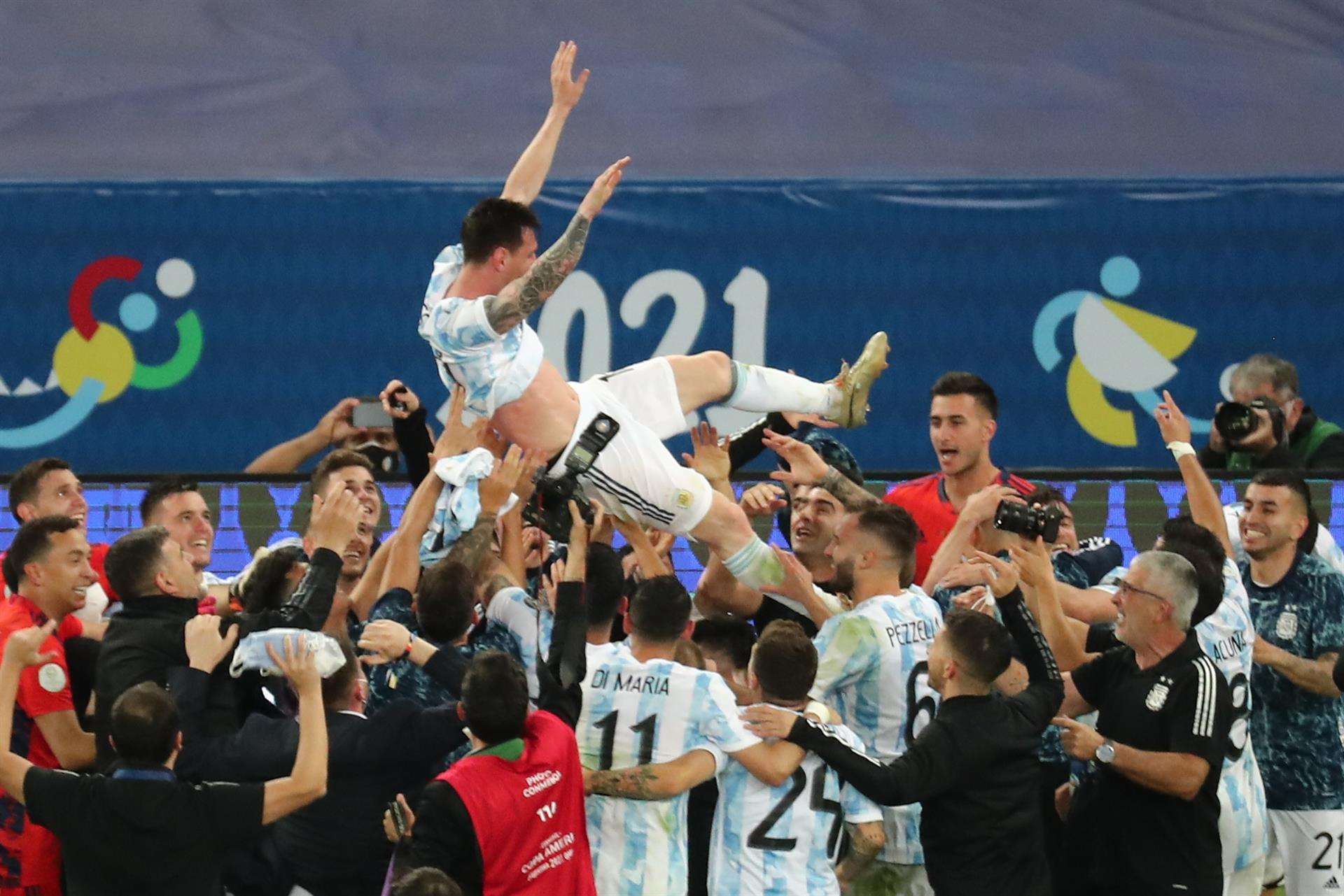 Leo Messi, capitán argentino, es manteado por sus compañeros tras conquistar la Copa América de Brasil EFE/Sebastiao Moreira