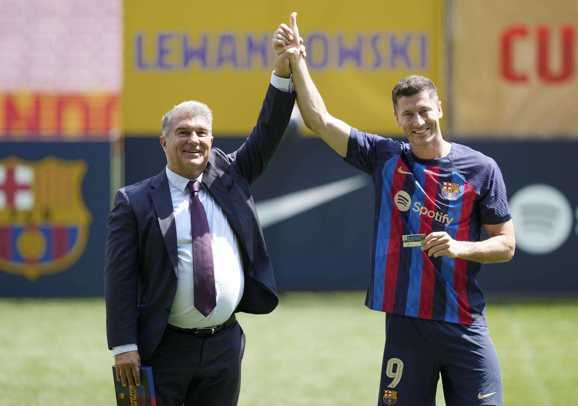 El jugador polaco Robert Lewandowski, acompañado por el presidente del FC Barcelona, Joan Laporta, en una foto de archivo. EFE/Alejandro Garcia
