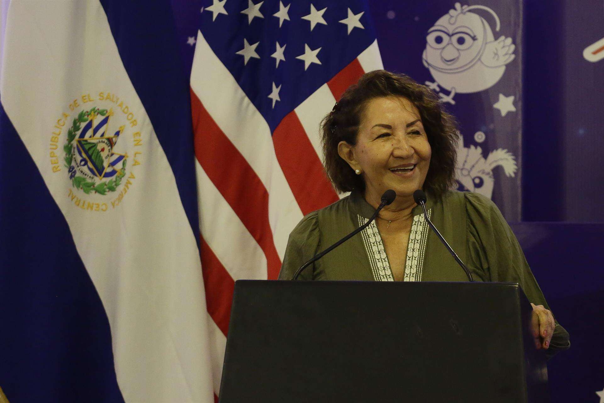 Myrna Argueta, madre del astronauta de origen salvadoreño Frank Rubio, habla durante la transmisión del lanzamiento de la nave rusa Soyuz MS-22, hoy en la Casa Presidencial en San Salvador (El Salvador). EFE/ Rodrigo Sura