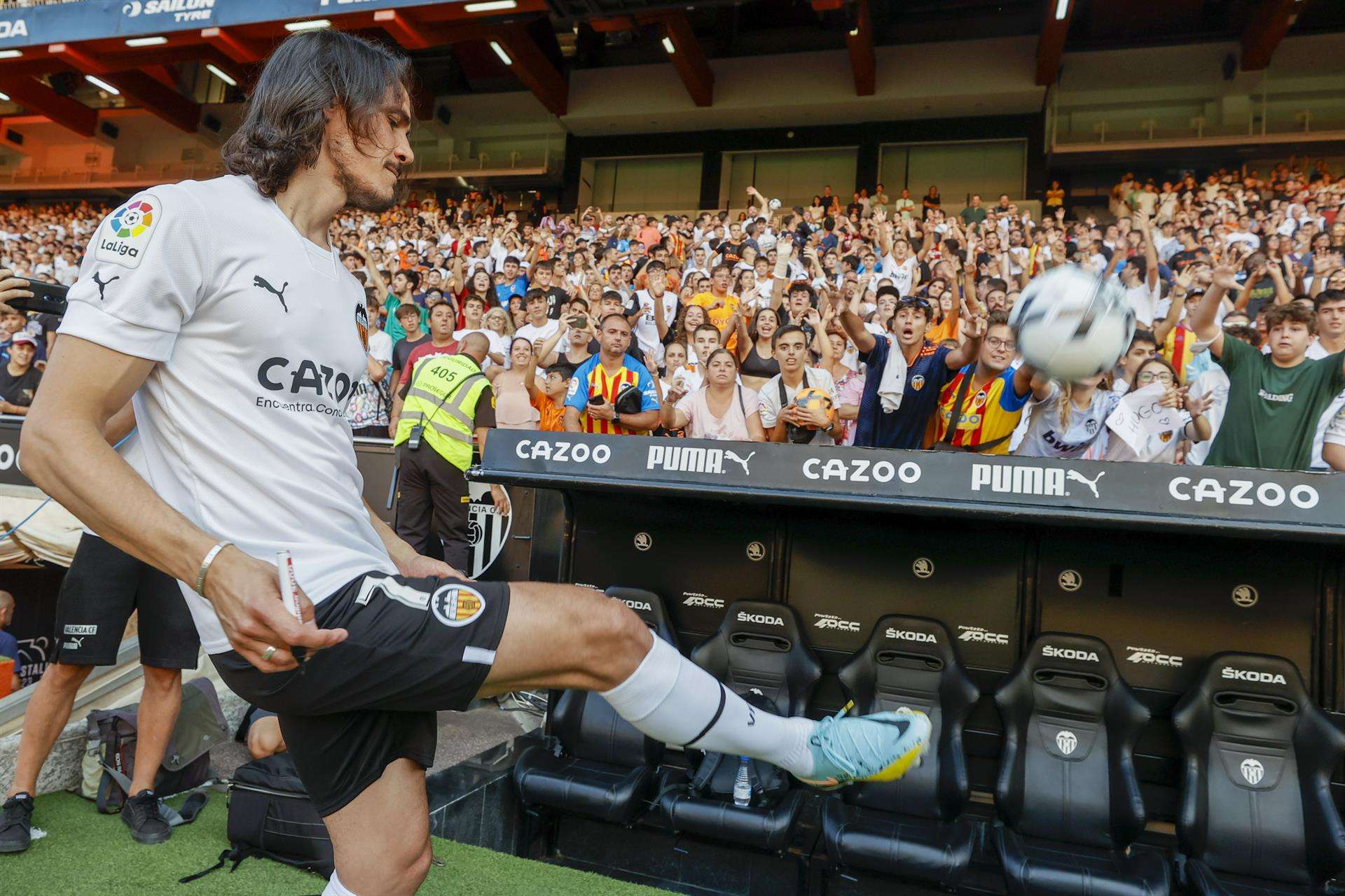El uruguayo Edinson Cavani, en su presentación como nuevo jugador valencianista. EFE/ Juan Carlos Cárdenas