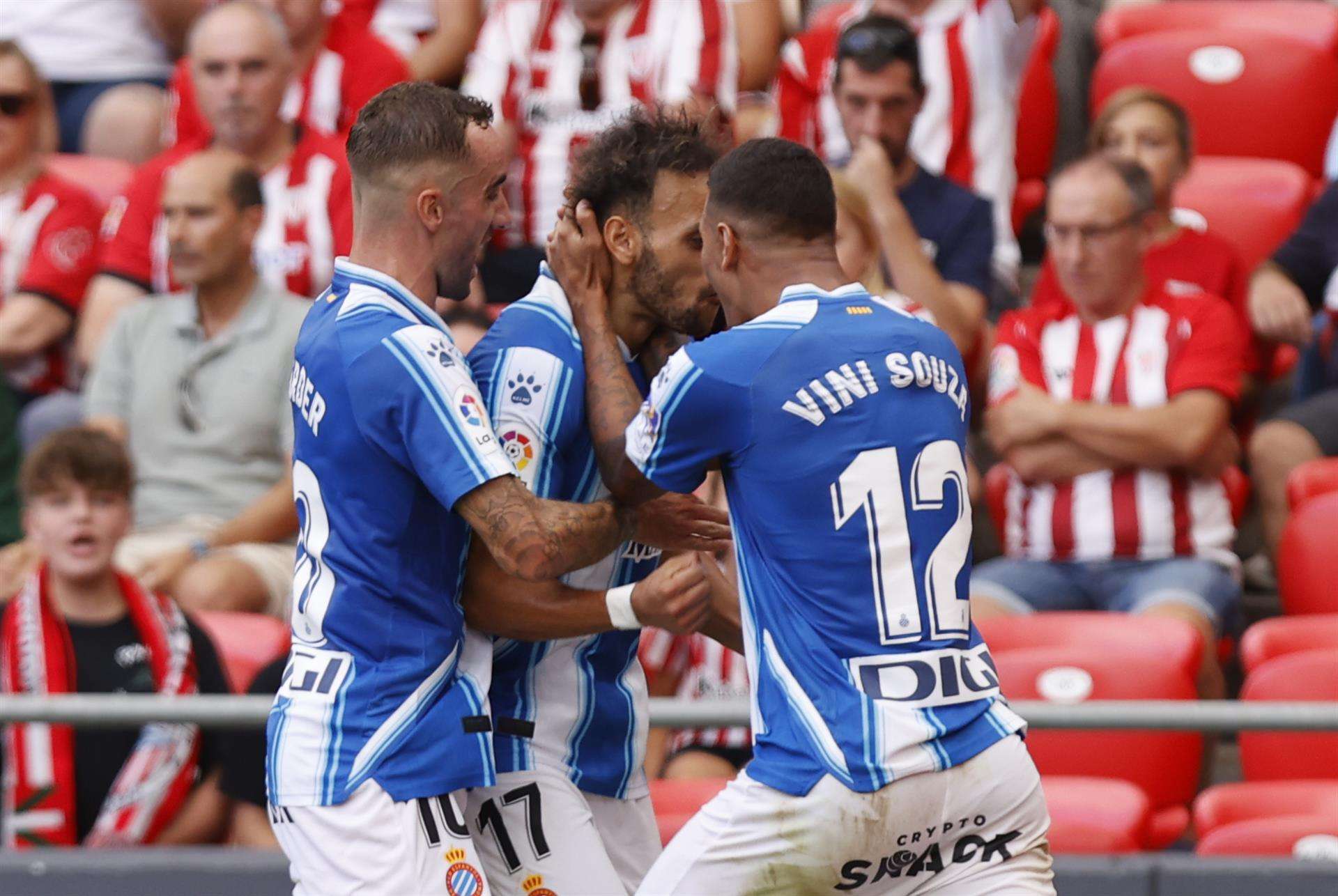 El delantero del Espanyol Braithwaite (c) celebra con sus compañeros su gol ante el Athletic durante el partido de la cuarta jornada de Liga que disputan en el estadio San Mamés de Bilbao. EFE/ Miguel Toña