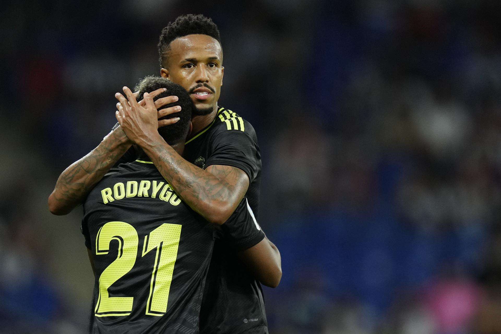 Los jugadores del Real Madrid Rodrygo y Militao en una foto de archivo. EFE/Enric Fontcuberta