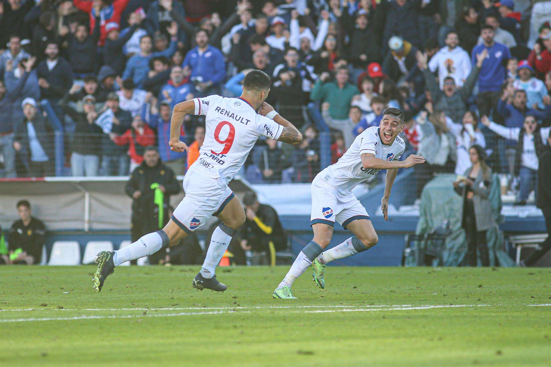 Luis Suarez (i) de Nacional celebra un gol ante Peñarol, en una imagen de archivo. EFE/ Gastón Britos