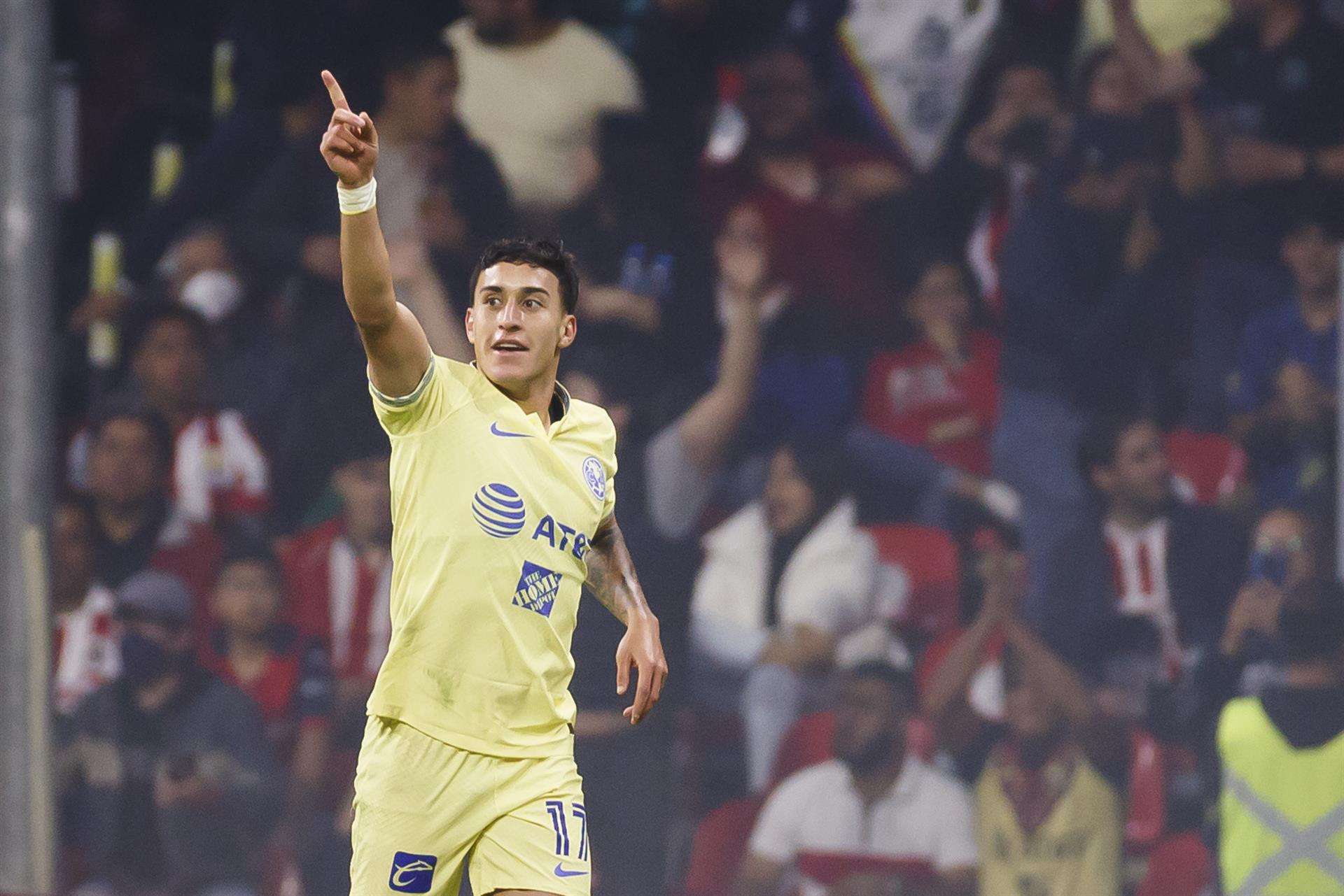 El jugador de América Alejandro Zendejas celebra una anotación ante Chivas hoy, durante un partido de la jornada 15 del Torneo Apertura del fútbol mexicano realizado en el Estadio Azteca de la Ciudad de México (México). EFE/José Méndez