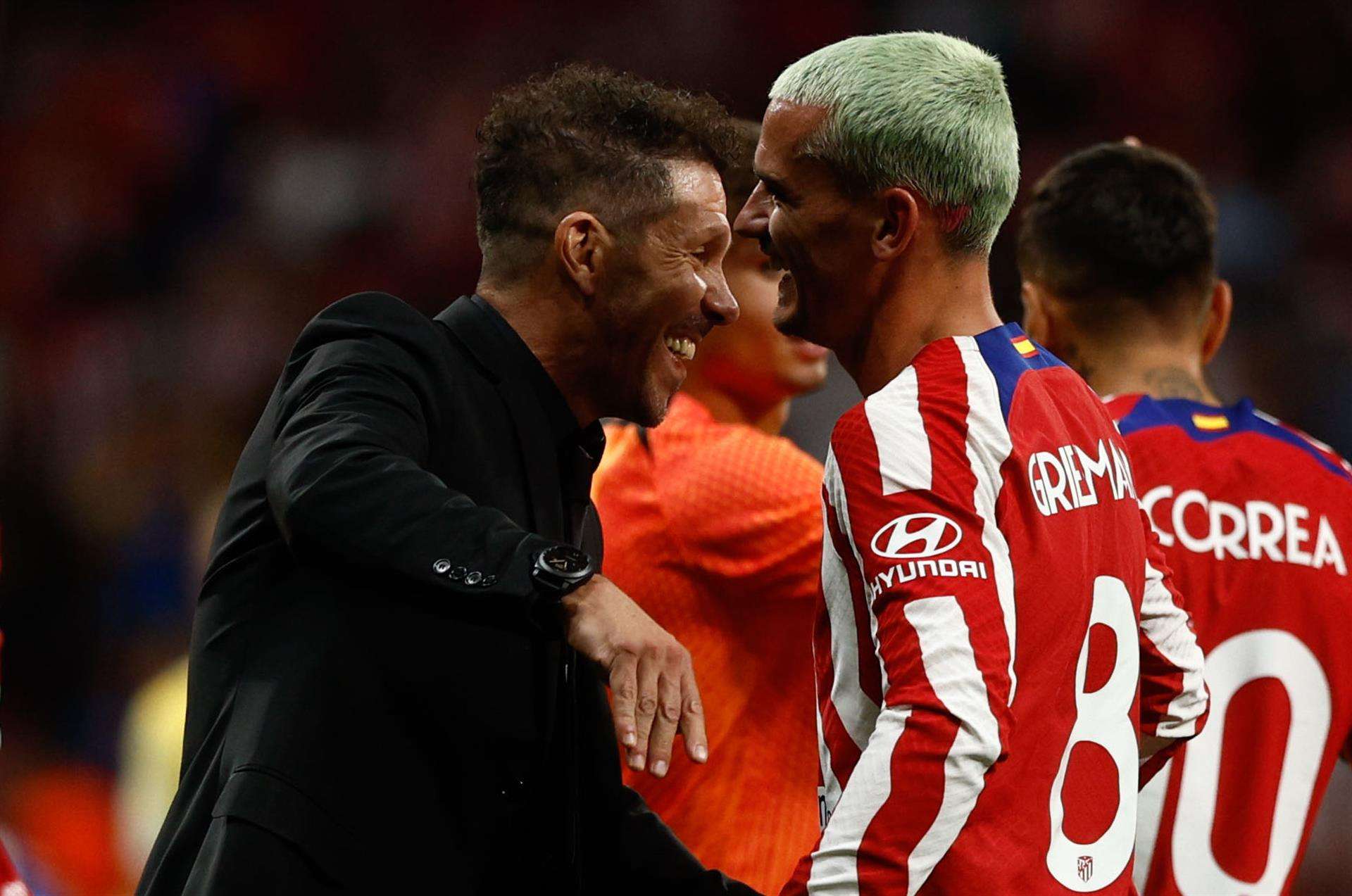 El delantero del Atlético de Madrid Antoine Griezmann celebra con Diego Simeone su gol durante el partido correspondiente al grupo B de la Liga de Campeones de la UEFA que Atlético de Madrid y FC Oporto disputan en el estadio Cívitas Metropolitano de Madrid. EFE/Rodrigo Jimenez