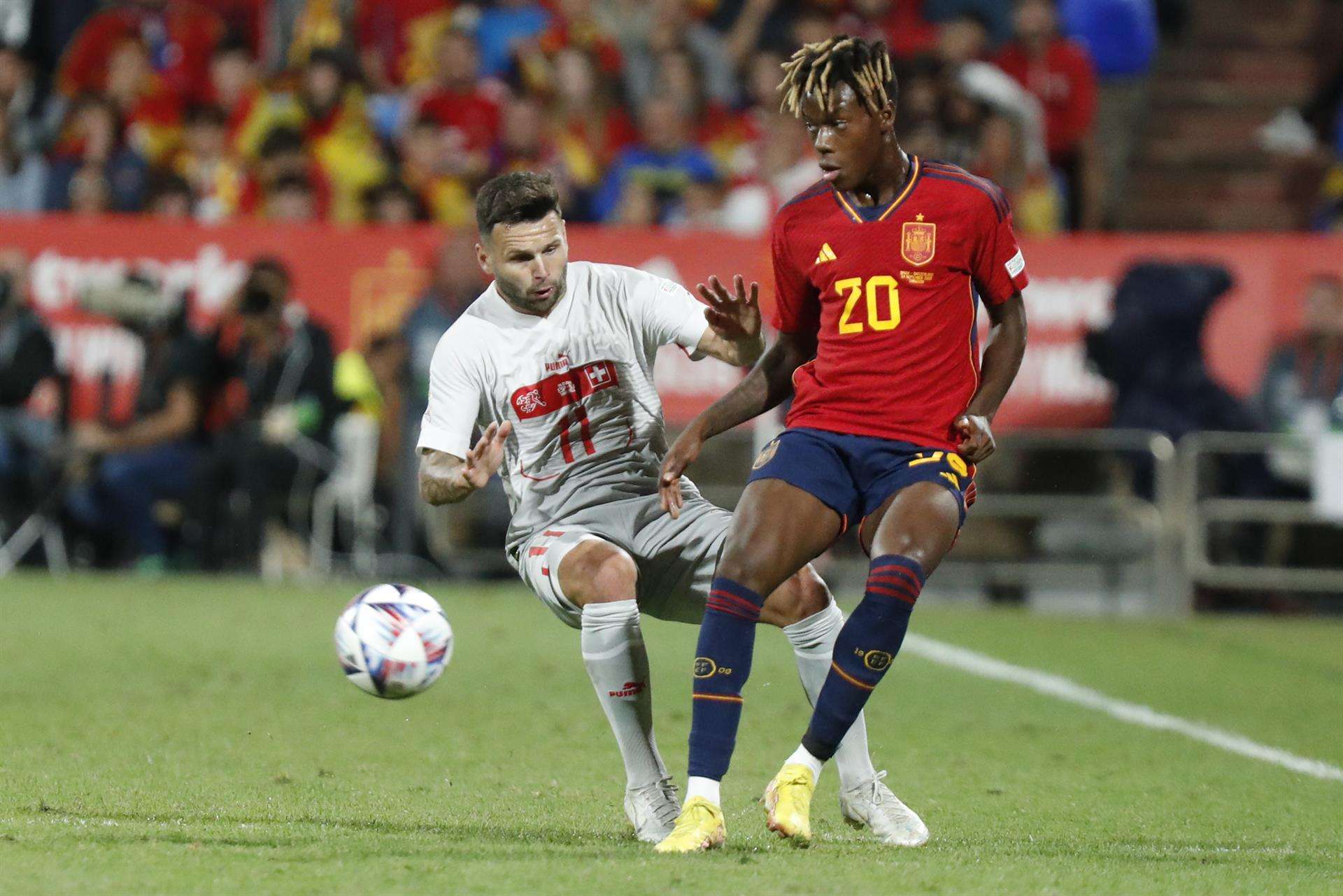 El jugador de la selección española Nico Williams juega un balón ante Renato Steffen, de Suiza, durante el partido de la Liga de Naciones. EFE/Javier Belver