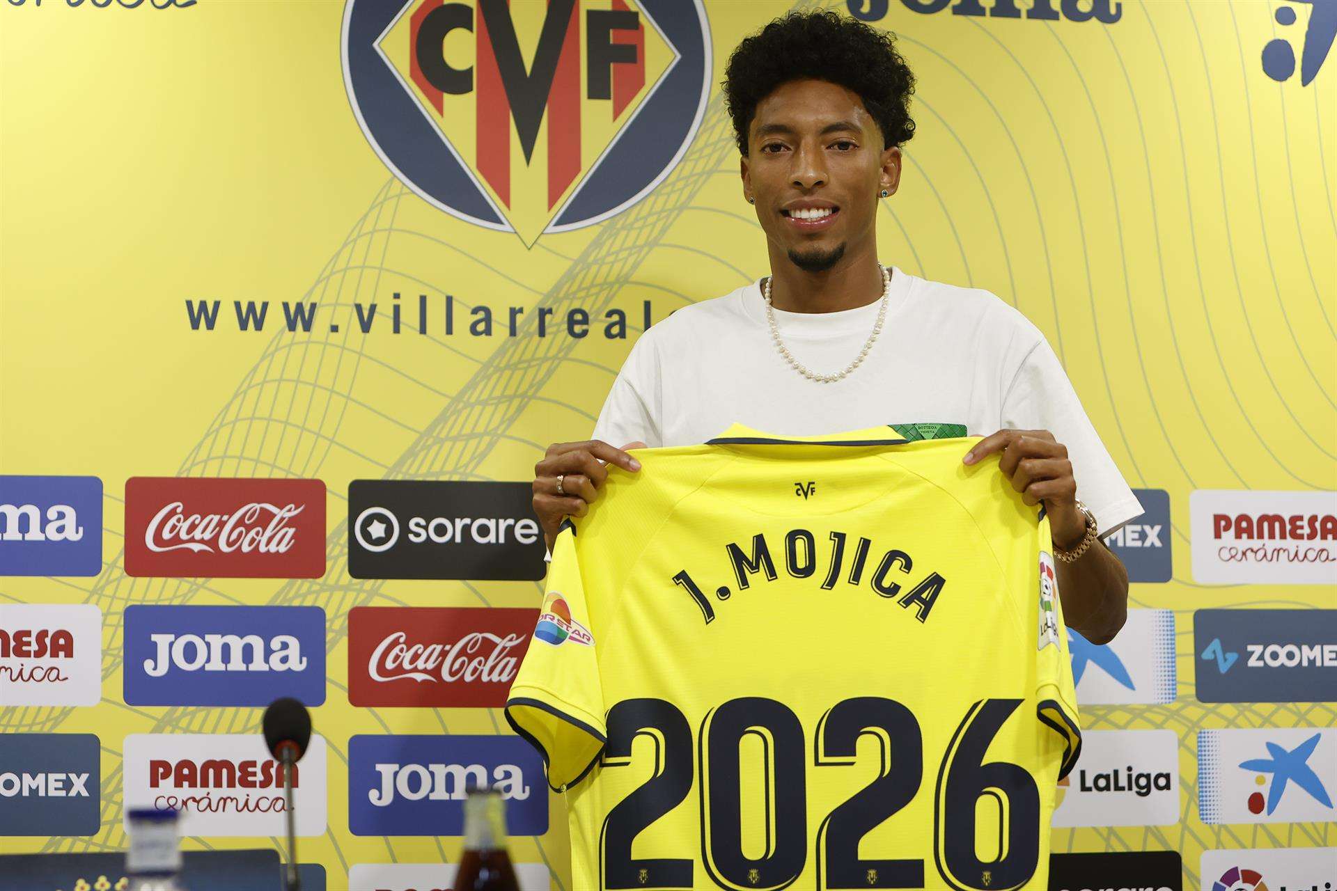 El lateral colombiano Johan Mojica, durante su presentación como nuevo jugador del Villarreal. EFE/ Domenech Castelló
