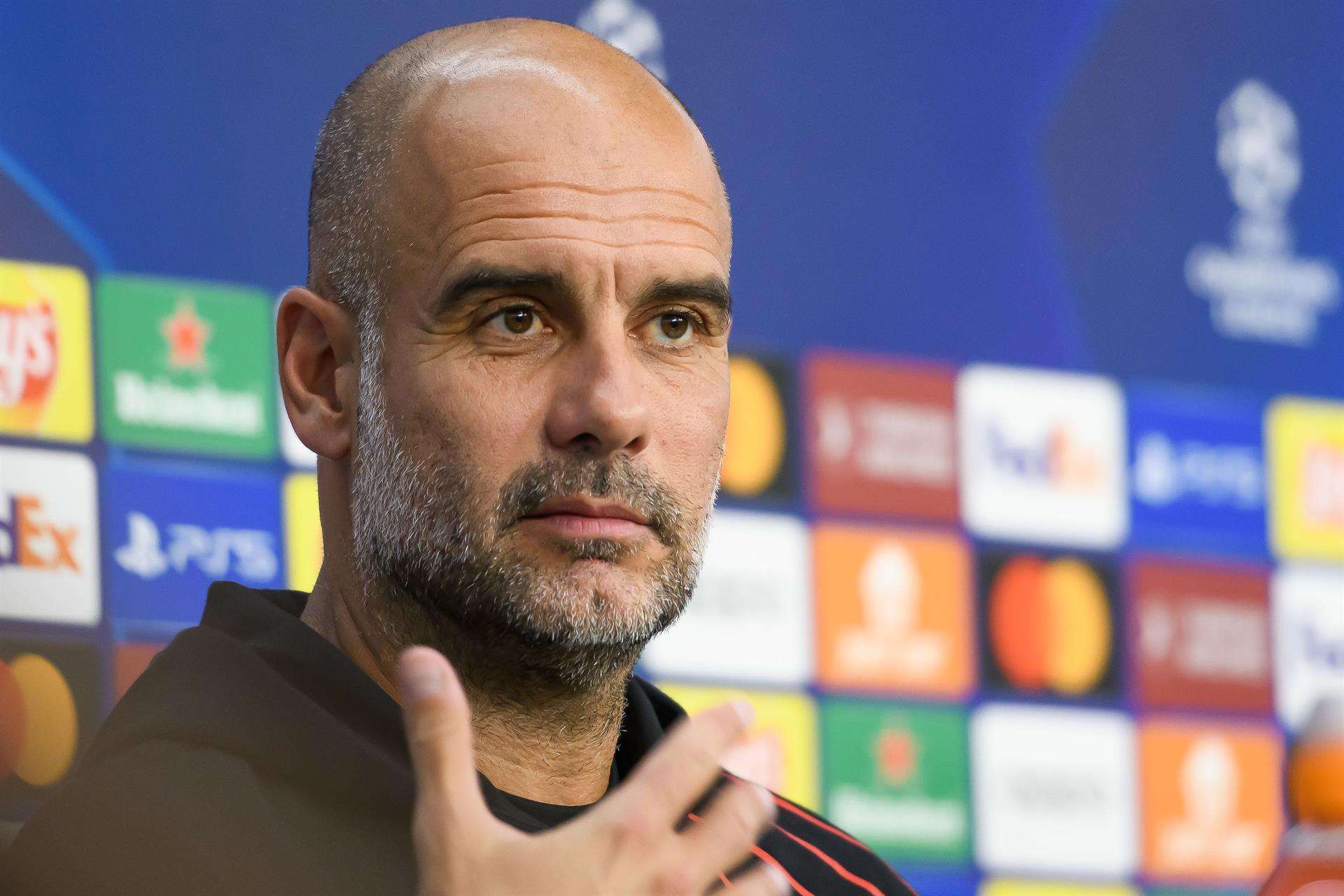 El entrenador del Manchester City, Pep Guardiola, ofrece una rueda de prensa en el estadio Ramón Sánchez-Pizjuán, este lunes, en la previa al encuentro de Liga de Campeones que les enfrentará mañana ante el Sevilla FC. EFE/ Raúl Caro.