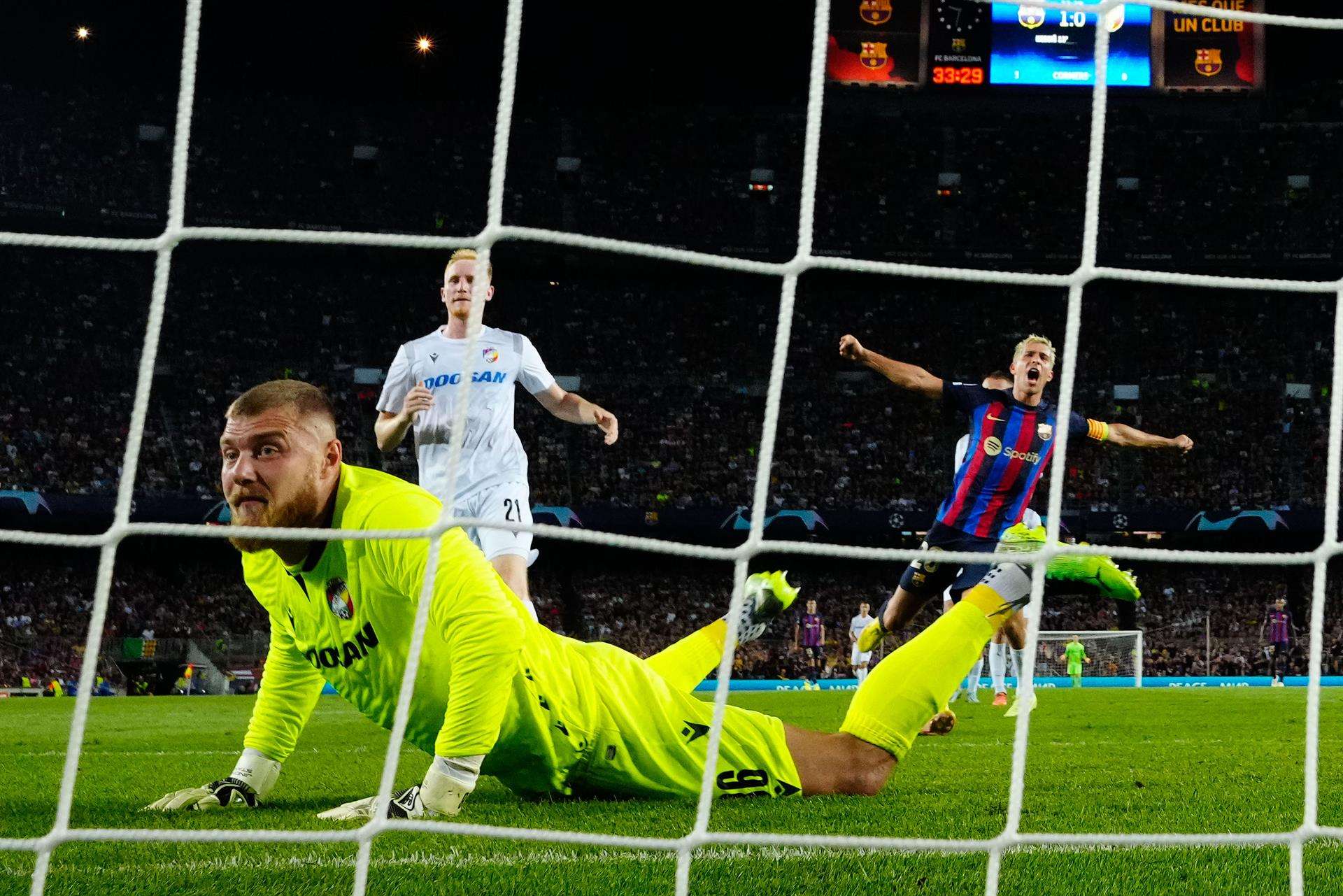 El portero del Viktoria Pislen, Jindřich Staněk, encaja el 3-1 ante el FC Barcelona durante el partido correspondiente al grupo B de la Liga de Campeones de la UEFA, en el estadio Spotify Camp Nou de Barcelona. EFE/ Enric Fontcuberta