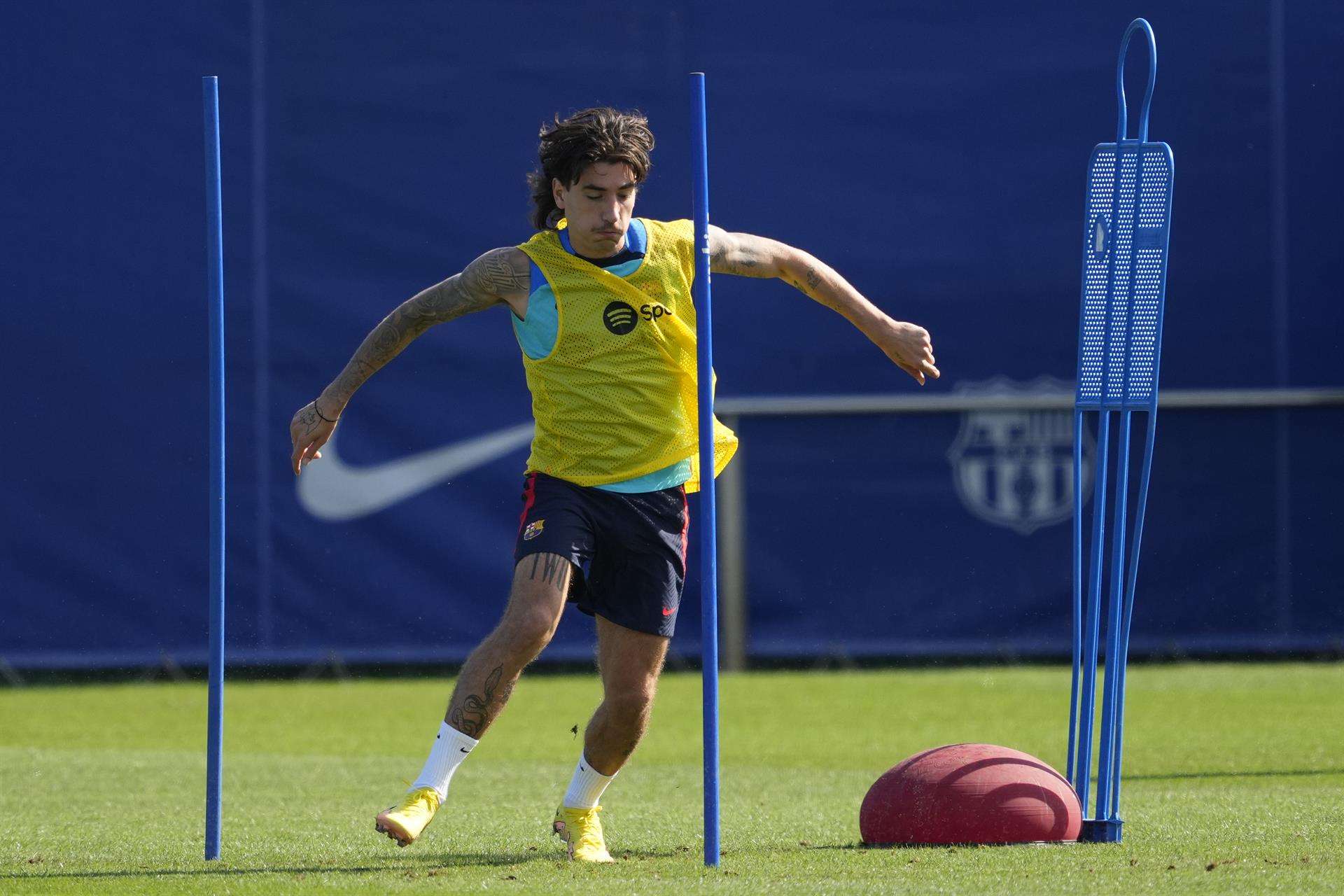 El defensa del Barcelona Héctor Bellerín durante el entrenamiento en la Ciudad Deportiva Joan Gamper. EFE/Alejandro García