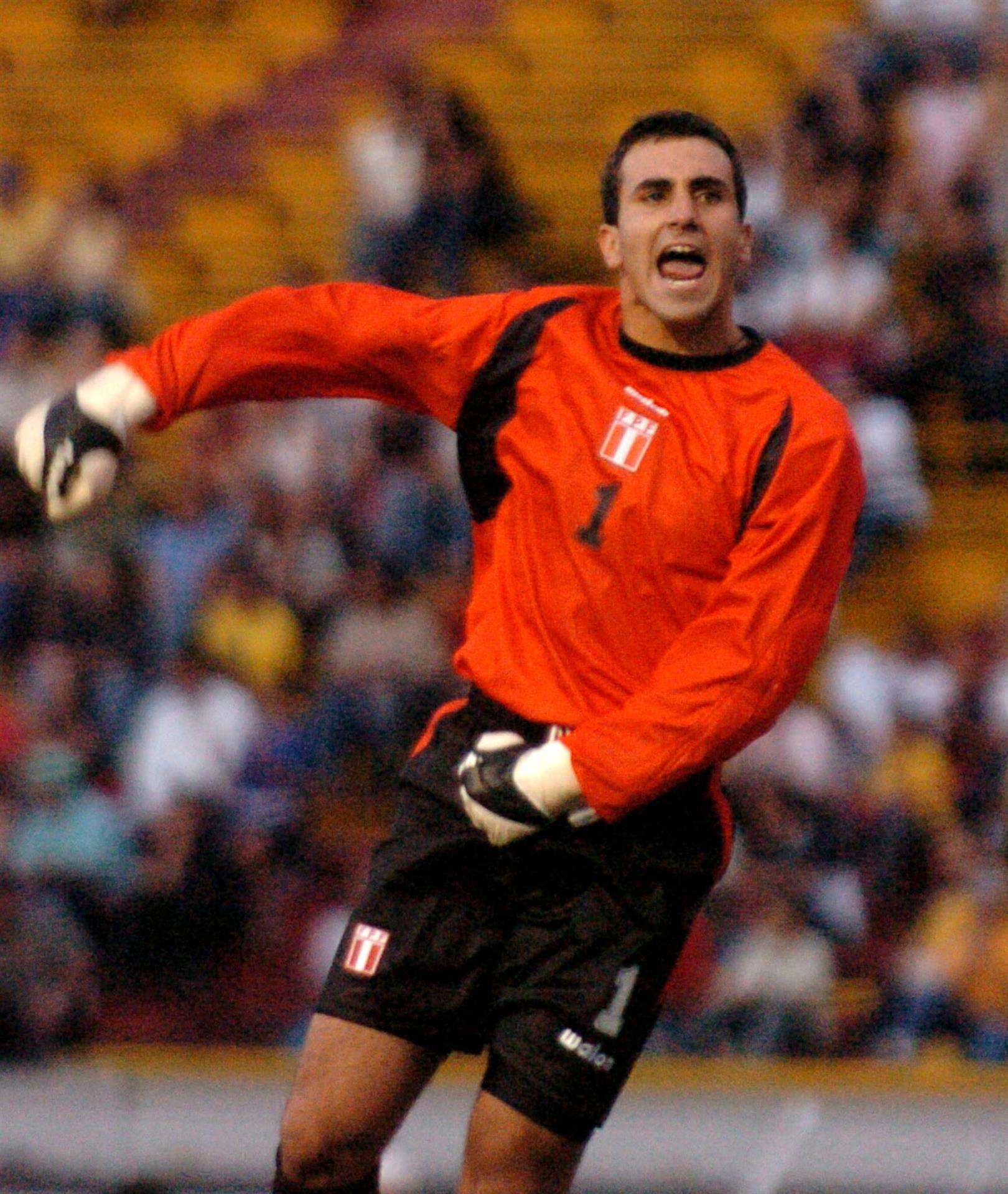 Fotografía de archivo en la que se registró a José Carvallo al actuar con la selección peruana de fútbol. EFE/Miguel Menéndez