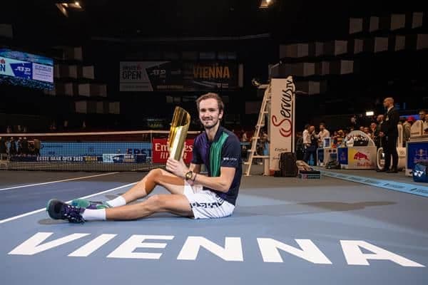 Medvedev se sube al podio de Carlos Alcaraz y Rafael Nadal