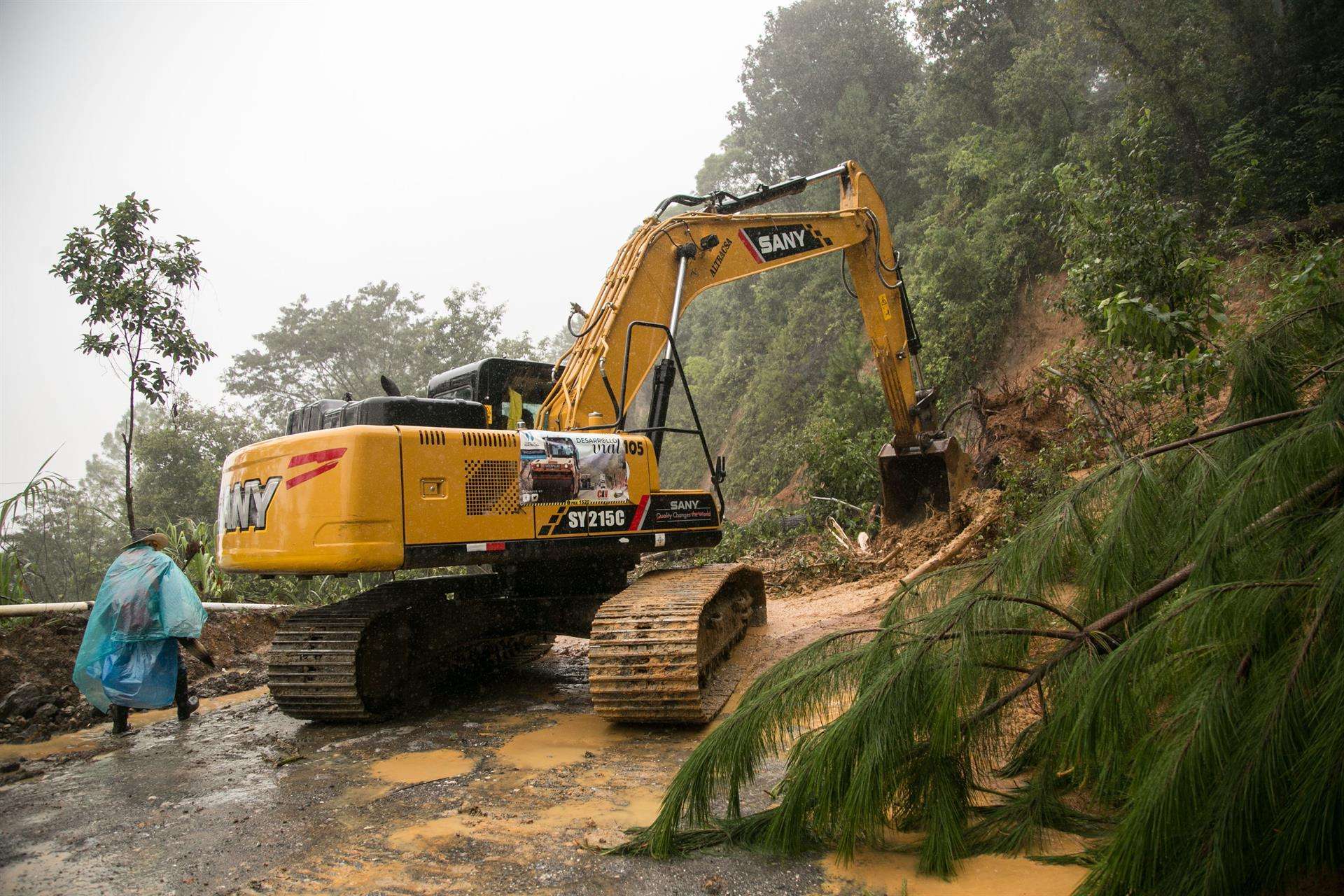 Fotografía de maquinaria pesada con la que se busca remover el material de un derrumbe en Guatemala.