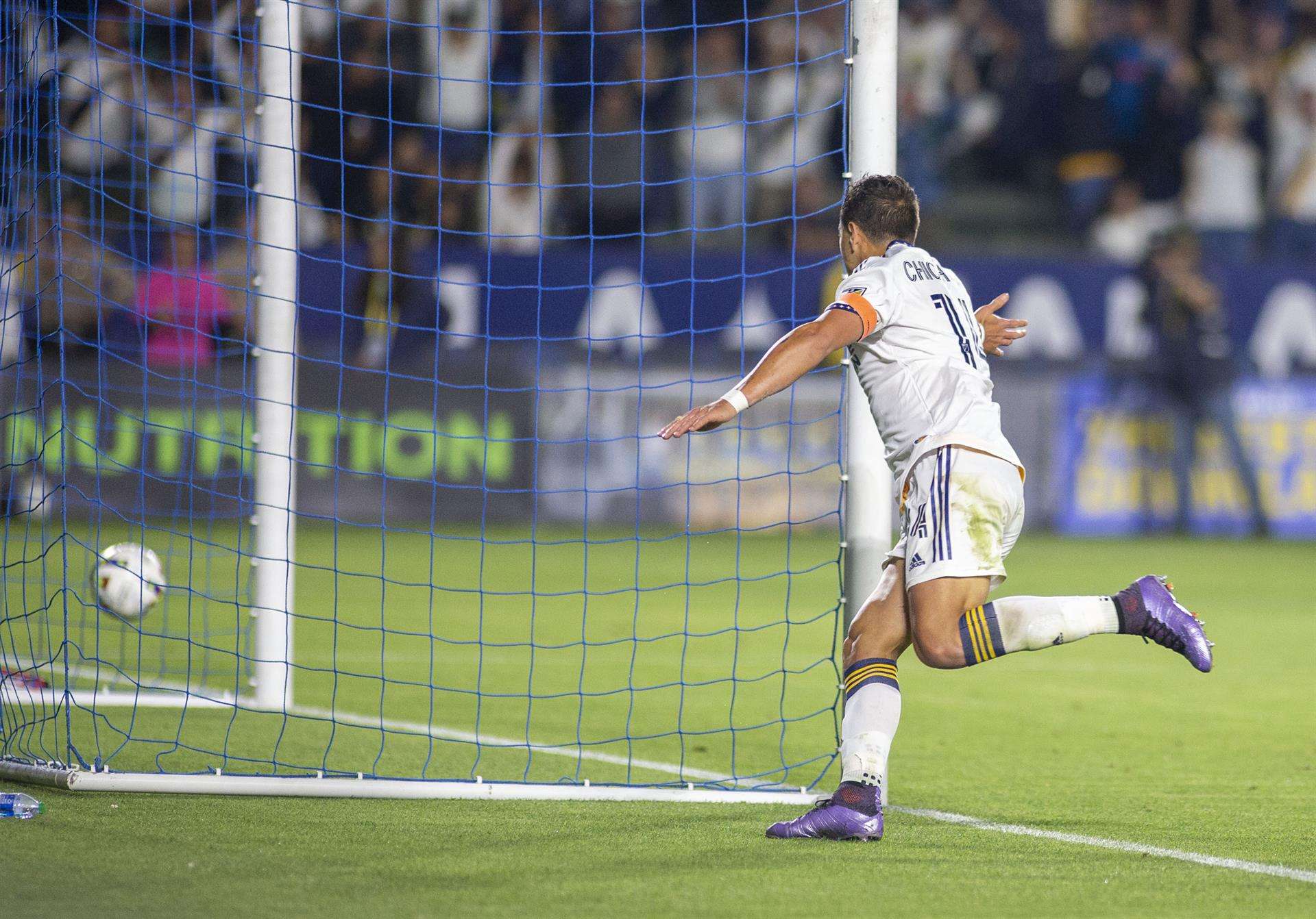 AME2381. LOS ANGELES (ESTADOS UNIDOS), 25/05/2022.- Javier, Chicharito, Hernández (14) de Los Angeles Galaxy realiza una jugada durante el partido contra Los Angeles Football Club, hoy en el Stub Center de Carson, California (EE. UU). EFE/ Armando Arorizo