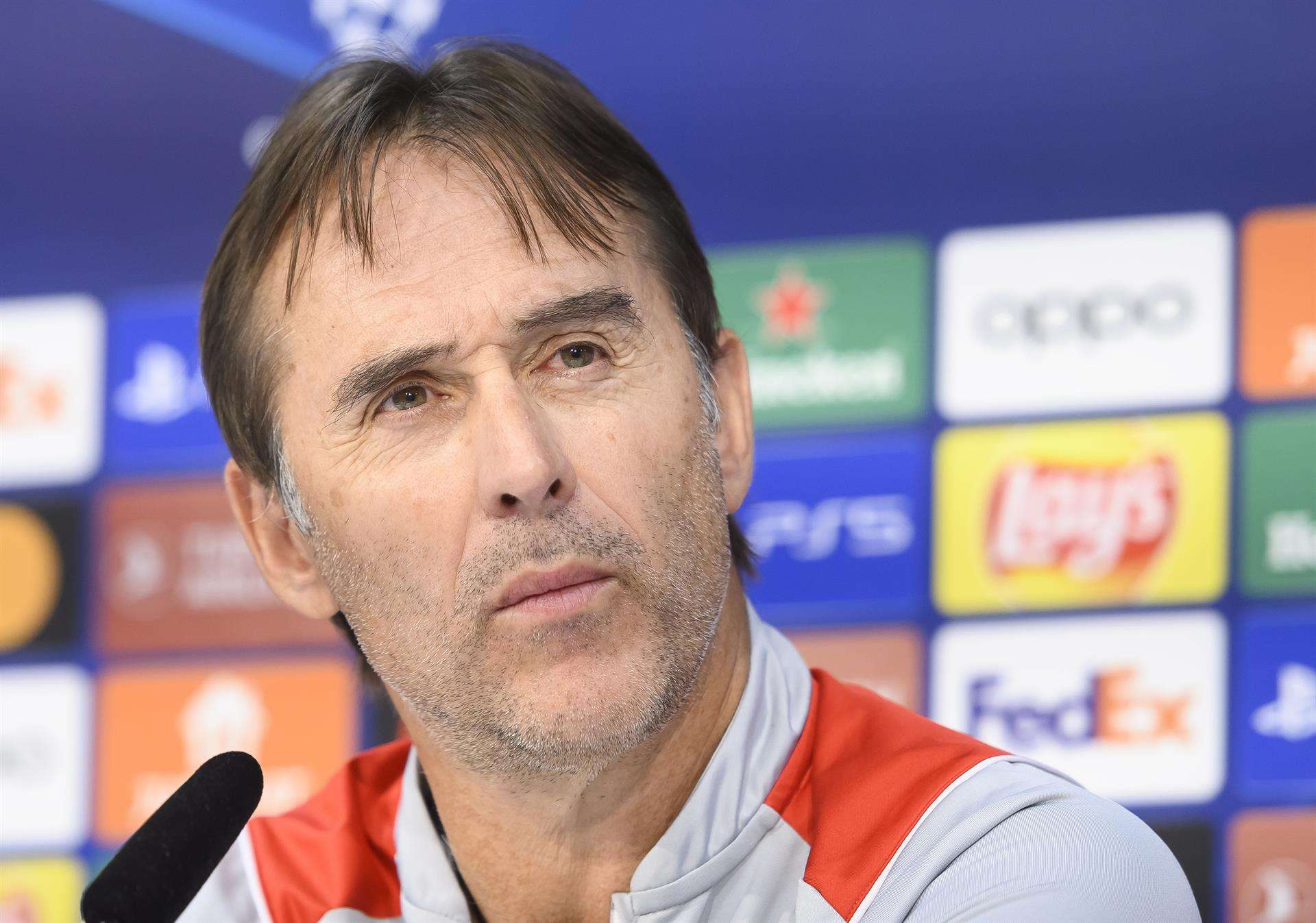 El entrenador del Sevilla, Julen Lopetegui, ha manifestado, cuestionado por su continuidad en el banquillo del Ramón Sánchez Pizjuán, que "por respeto" a su "principal responsabilidad" no va a "hablar de lo que ha pasado en estos últimos meses".EFE/ Raúl Caro.