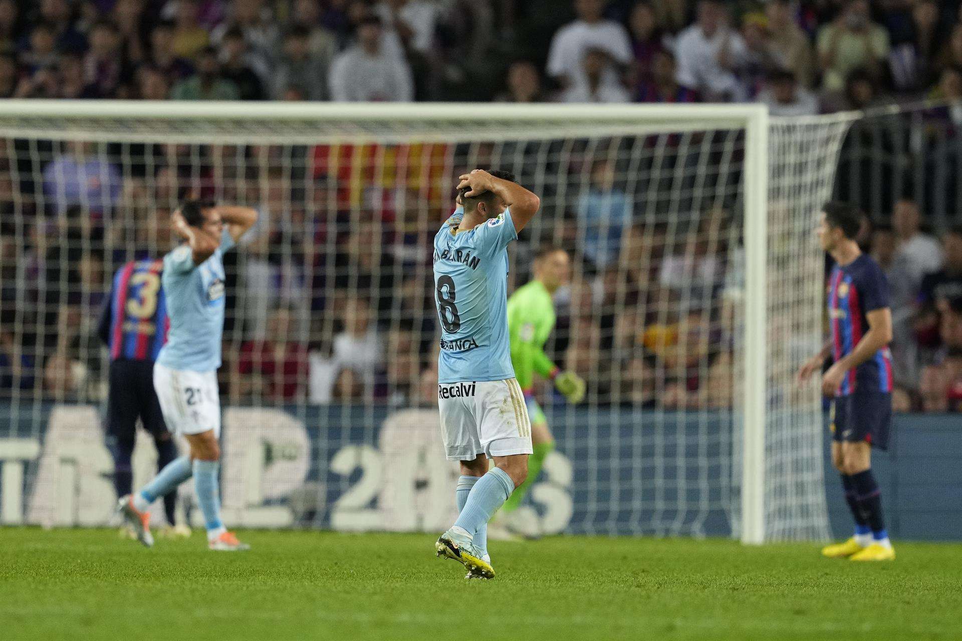 El centrocampista del Celta, Alejandro García (c), se lamenta durante el partido de la jornada 8 de Liga en Primera División que FC Barcelona y Celta de Vigo disputaron en el Camp Nou, en Barcelona. EFE/Siu Wu