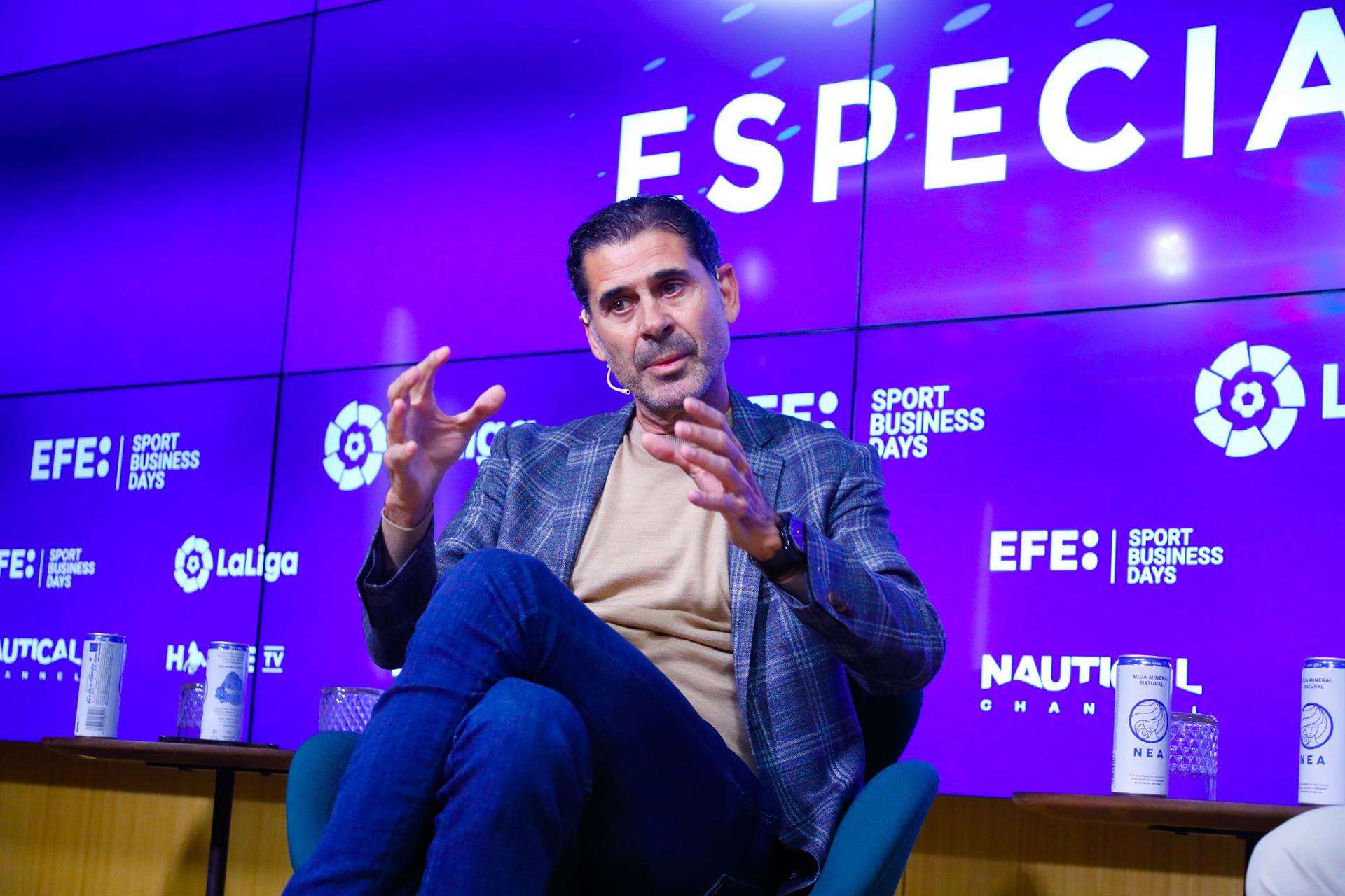 Fernando Hierro, excapitán de la selección española de fútbol y nuevo director deportivo del Chivas de Guadalajara (México). EFE/David Fernández
